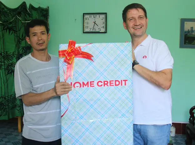 khach-hang-tai-thanh-hoa-bat-ngo-khi-ceo-home-credit-den-tham-1.png