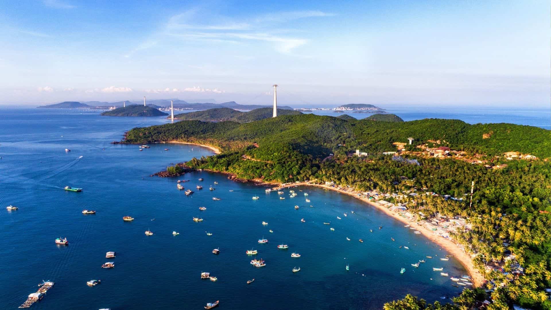 01-phu-quoc-co-nhieu-bai-cat-trang-trai-dai-cung-lan-nuoc-trong-xanh.jpg