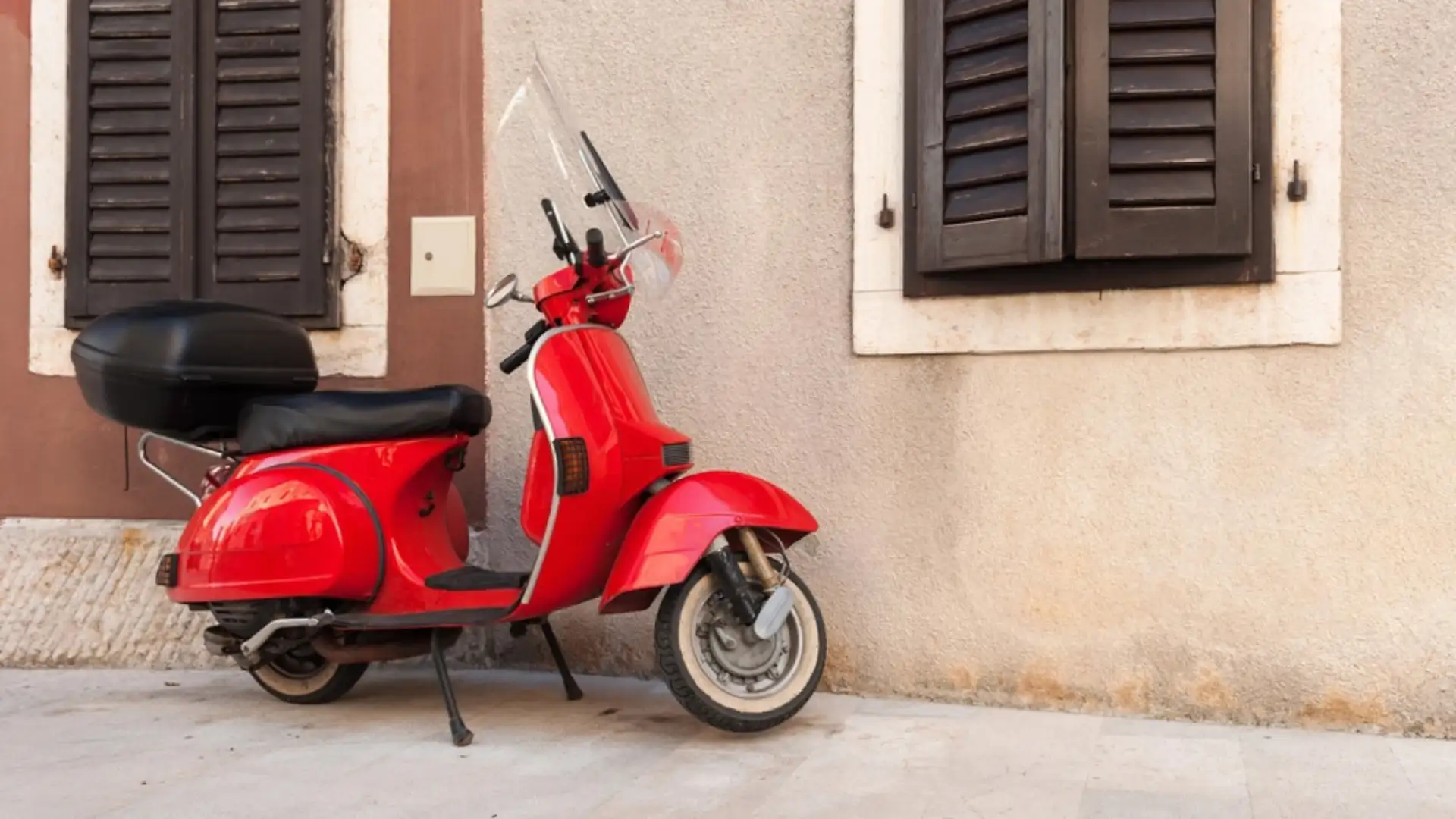 01-vespa-la-dong-xe-den-tu-y.webp