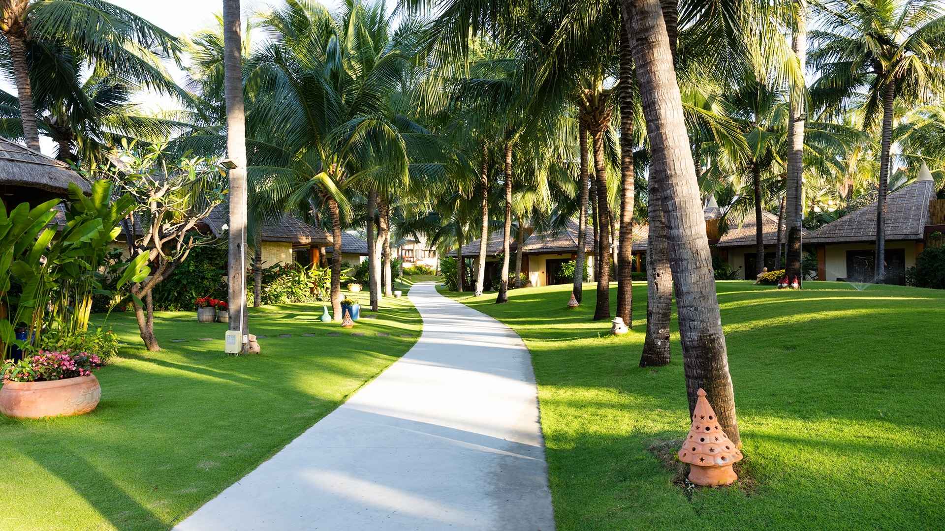 02-khong-gian-xanh-mat-ben-trong-khuon-vien-resort.jpg