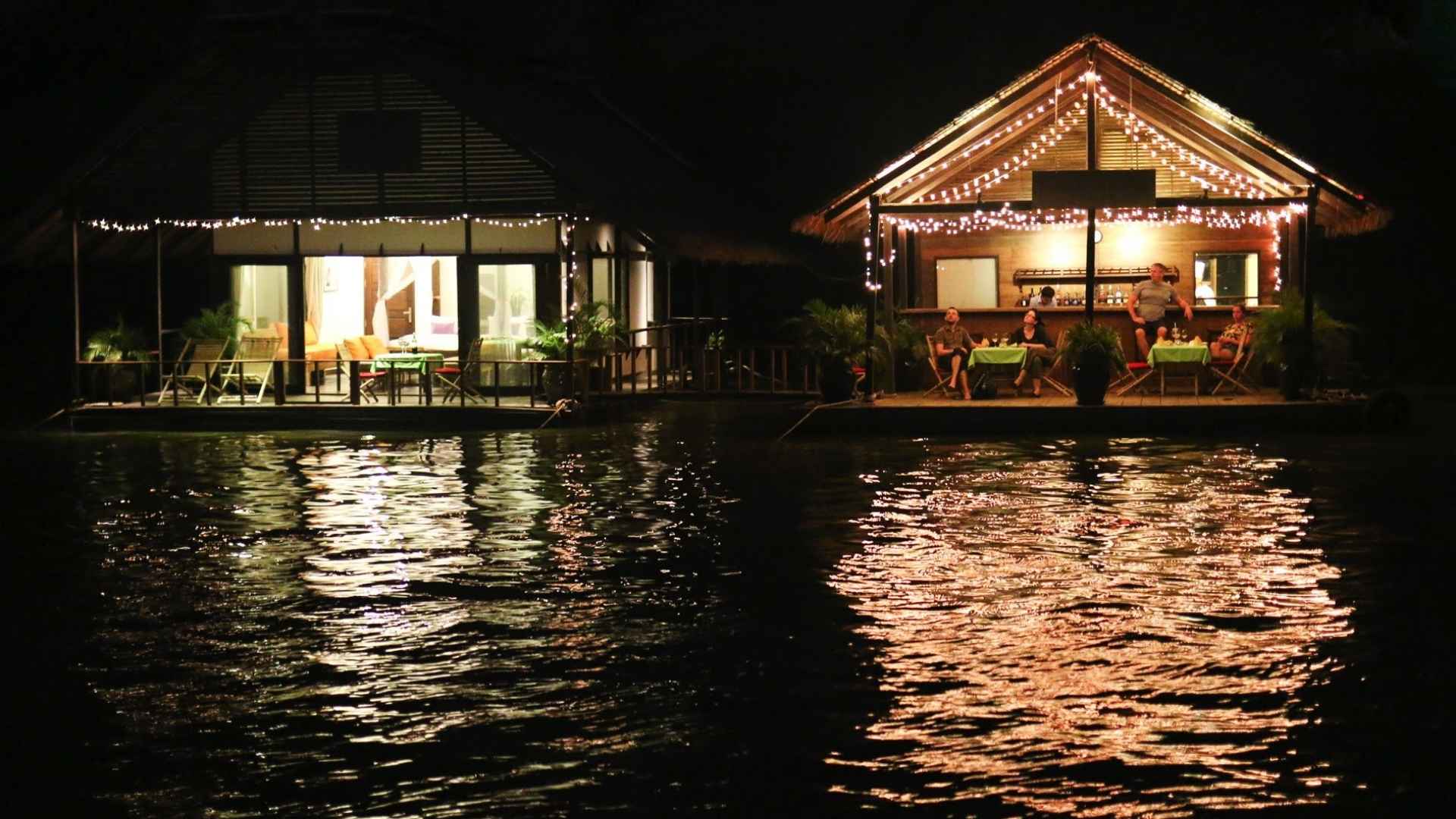 02-tan-huong-khong-gian-yen-tinh-am-cung-voi-khung-canh-cuc-chill-tai-mekong-floating-house.jpg