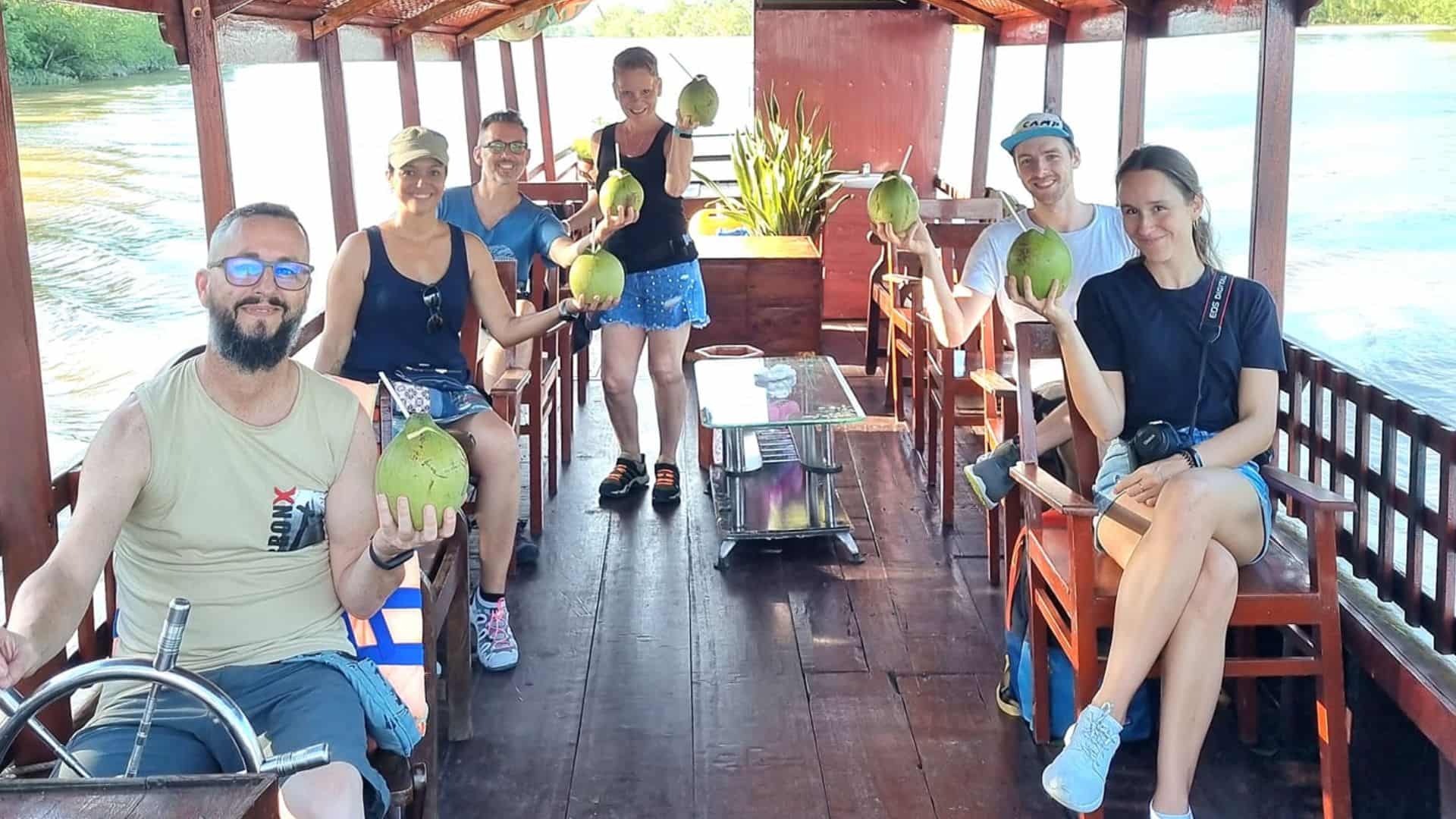03-khach-hang-trai-nghiem-hoat-dong-di-thuyen-tren-song-tai-homestay-nam-ham-luong.jpg