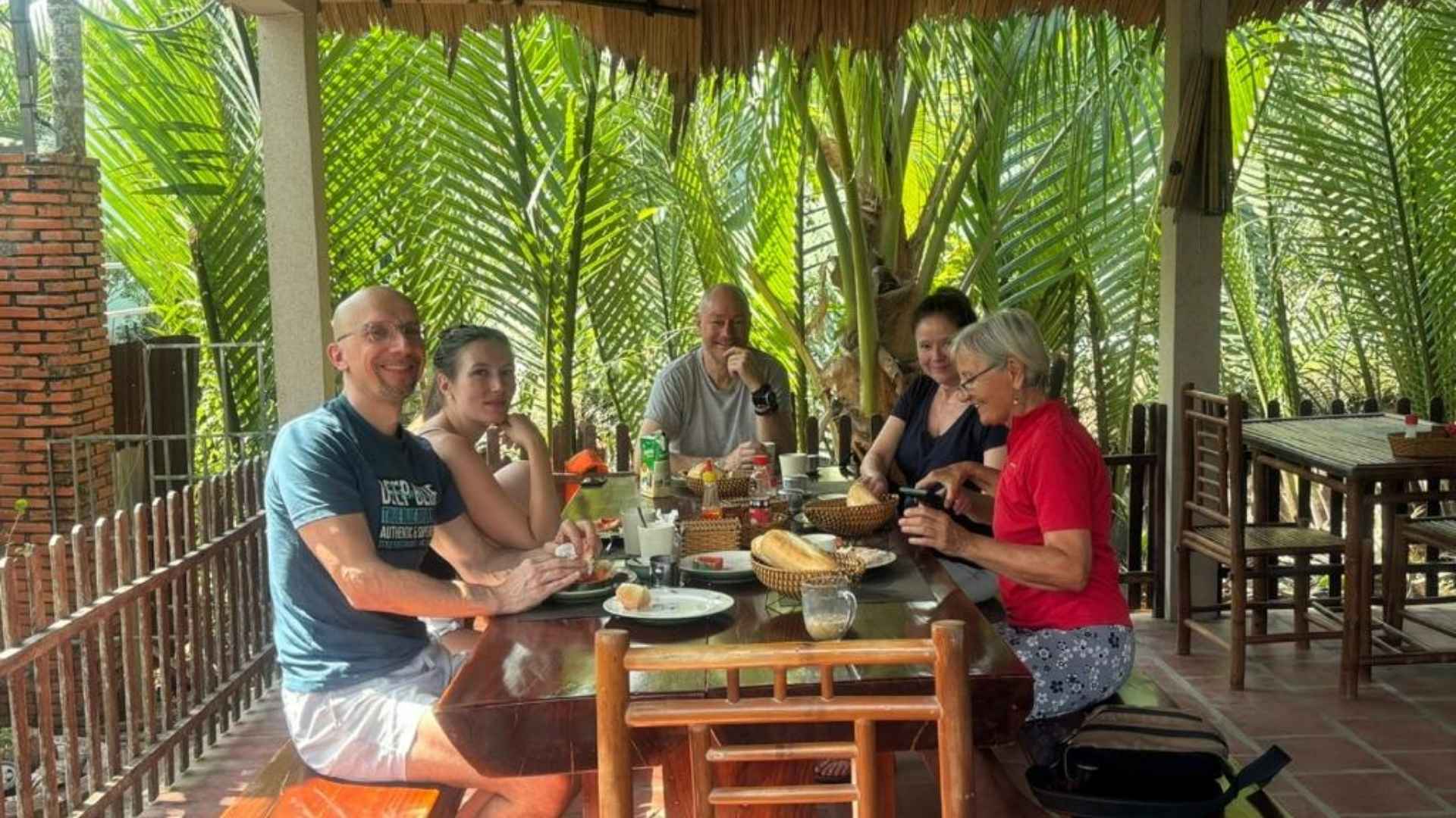 04-tan-huong-bua-an-dam-chat-mien-tay-cung-khong-gian-thoang-dang-tai-ben-tre-coco-lodge.jpg