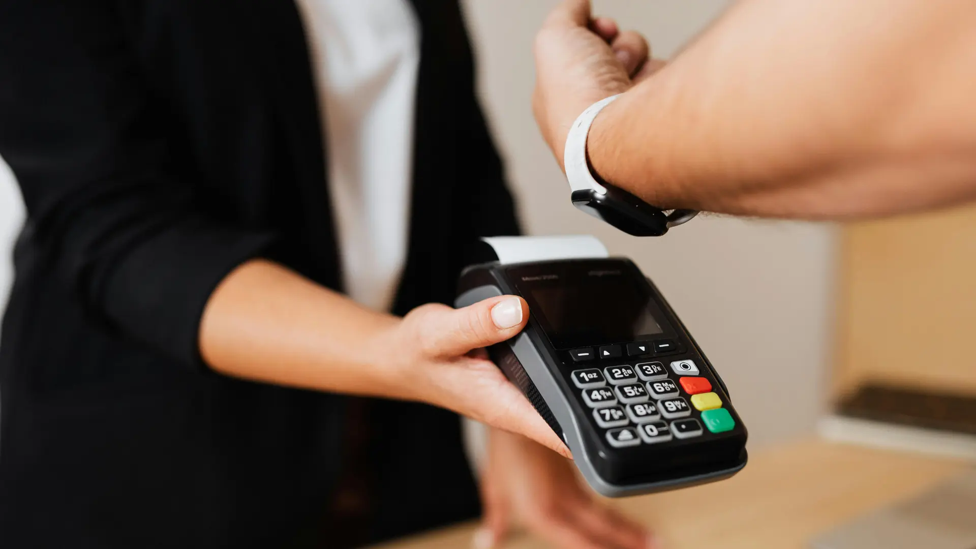 04-tap-to-pay-bang-dong-ho.webp