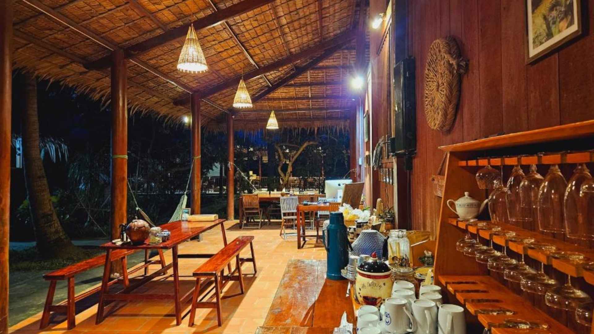 06-ba-danh-homestay-duoc-thiet-ke-kieu-nam-bo-xua-voi-vach-go-gian-di-va-khong-gian-mo.jpg
