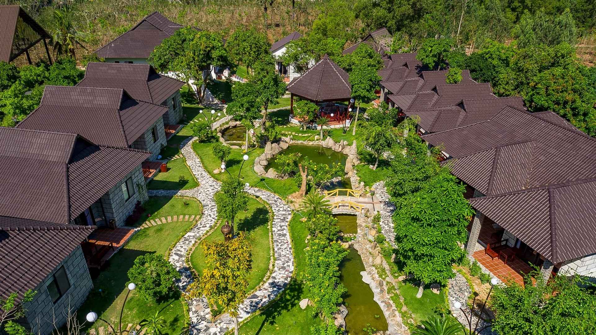07-khong-gian-xanh-mat-yen-binh-tai-sang-nhu-ngoc-resort.jpg