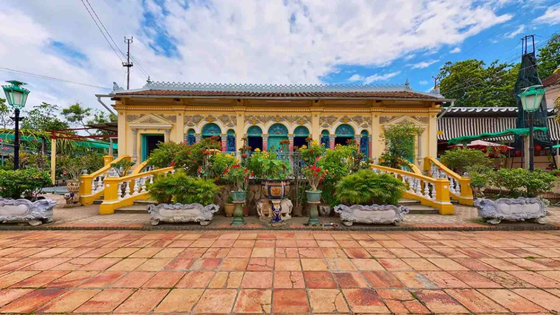 07-tham-quan-nha-co-binh-thuy-noi-luu-giu-dau-an-lich-su-vung-tay-do.jpg
