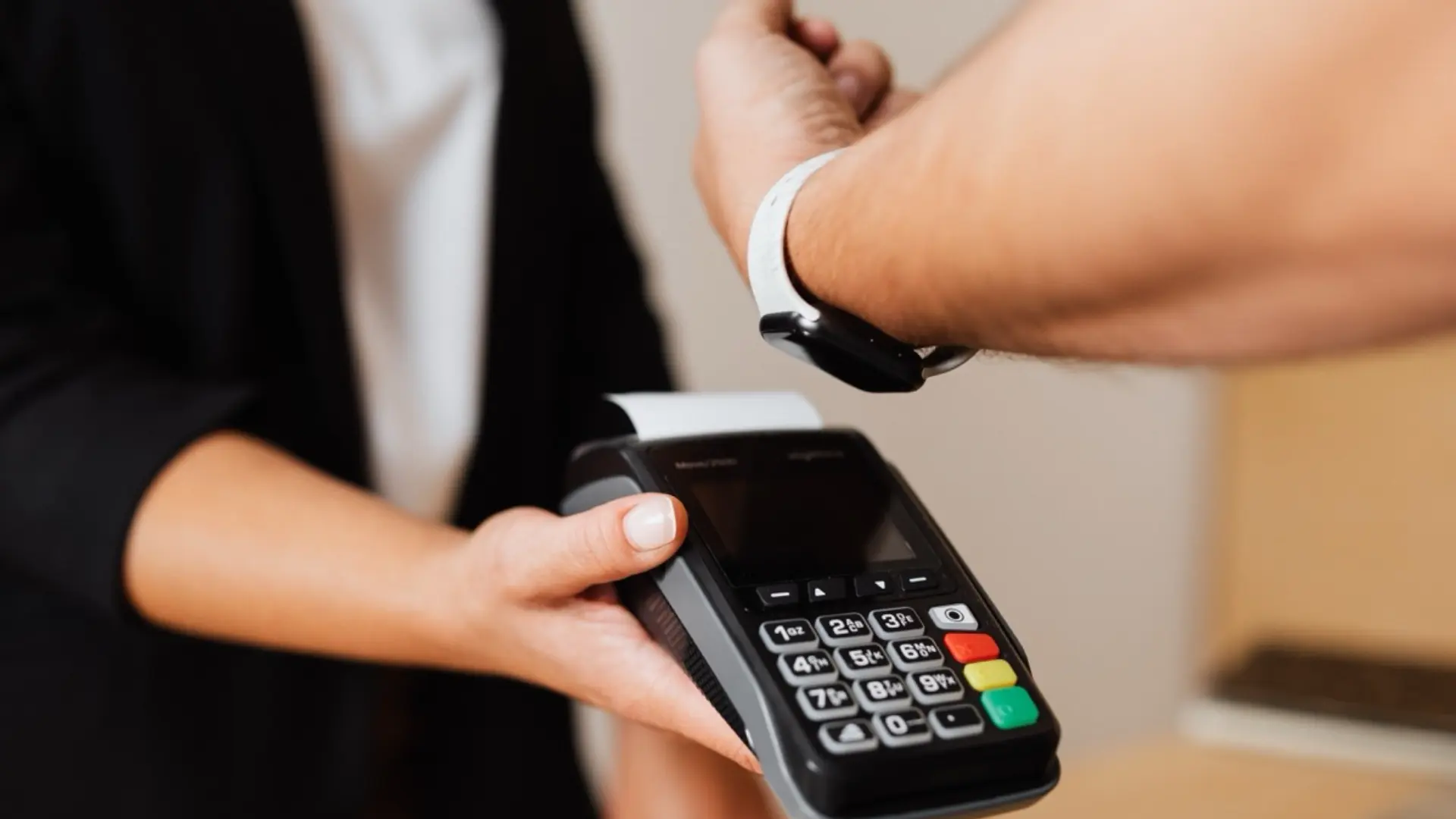 07-thanh-toan-apple-pay-apple-watch-voi-may-pos.webp