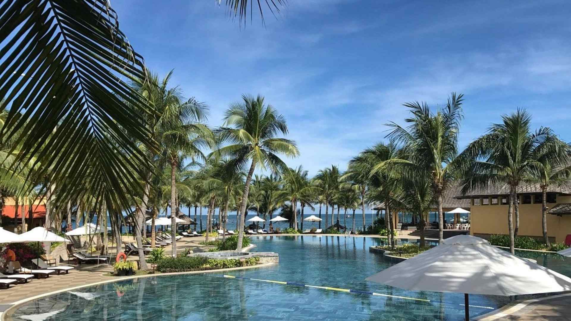 07-villa-del-sol-bao-tron-mot-khu-vuc-bien-rieng-voi-cung-duong-bien-dai-100m.jpg