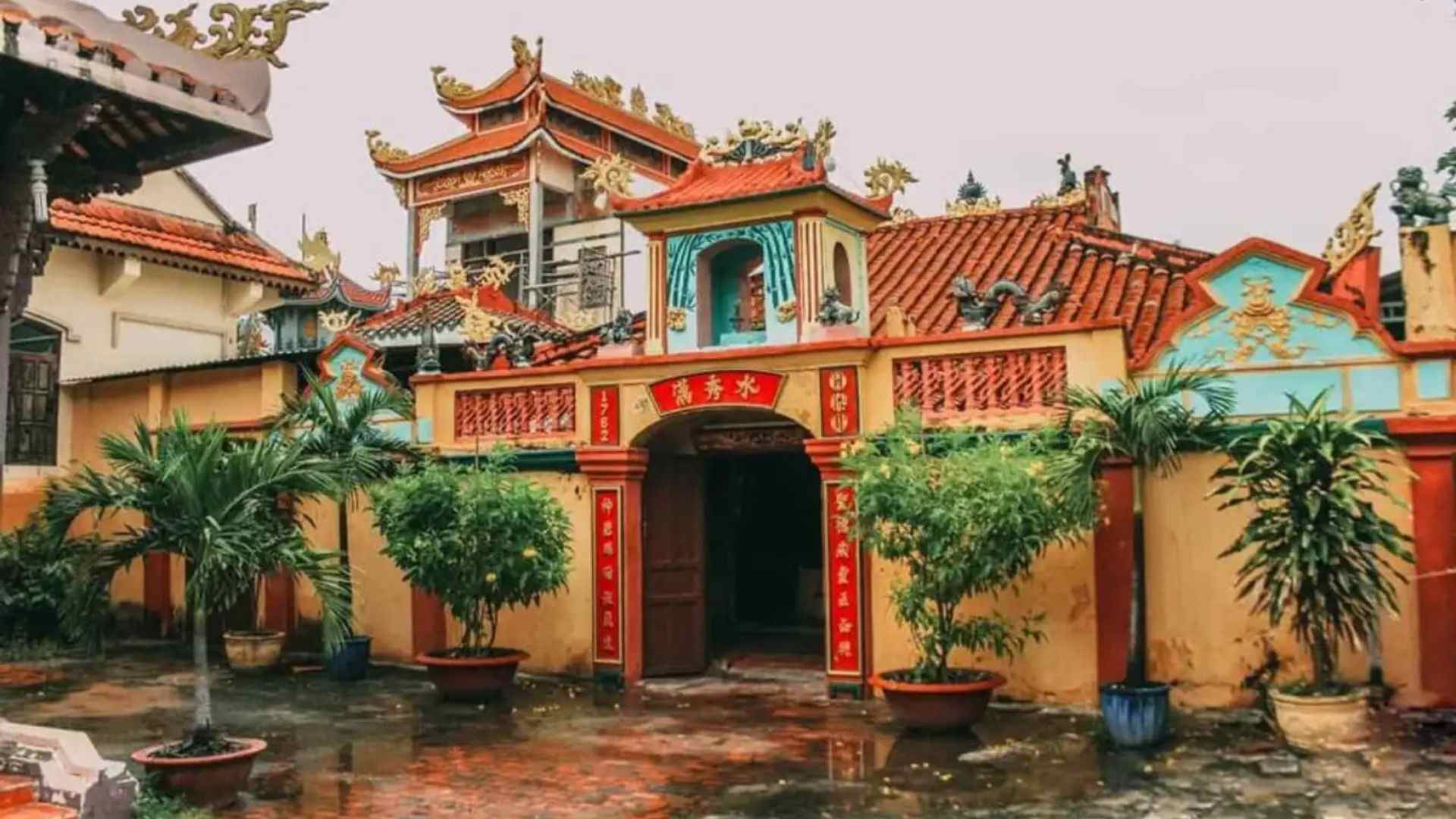 08-dinh-van-thuy-tu-duoc-xay-de-tho-cung-than-nam-hai-con-goi-la-ngu-ong.jpg