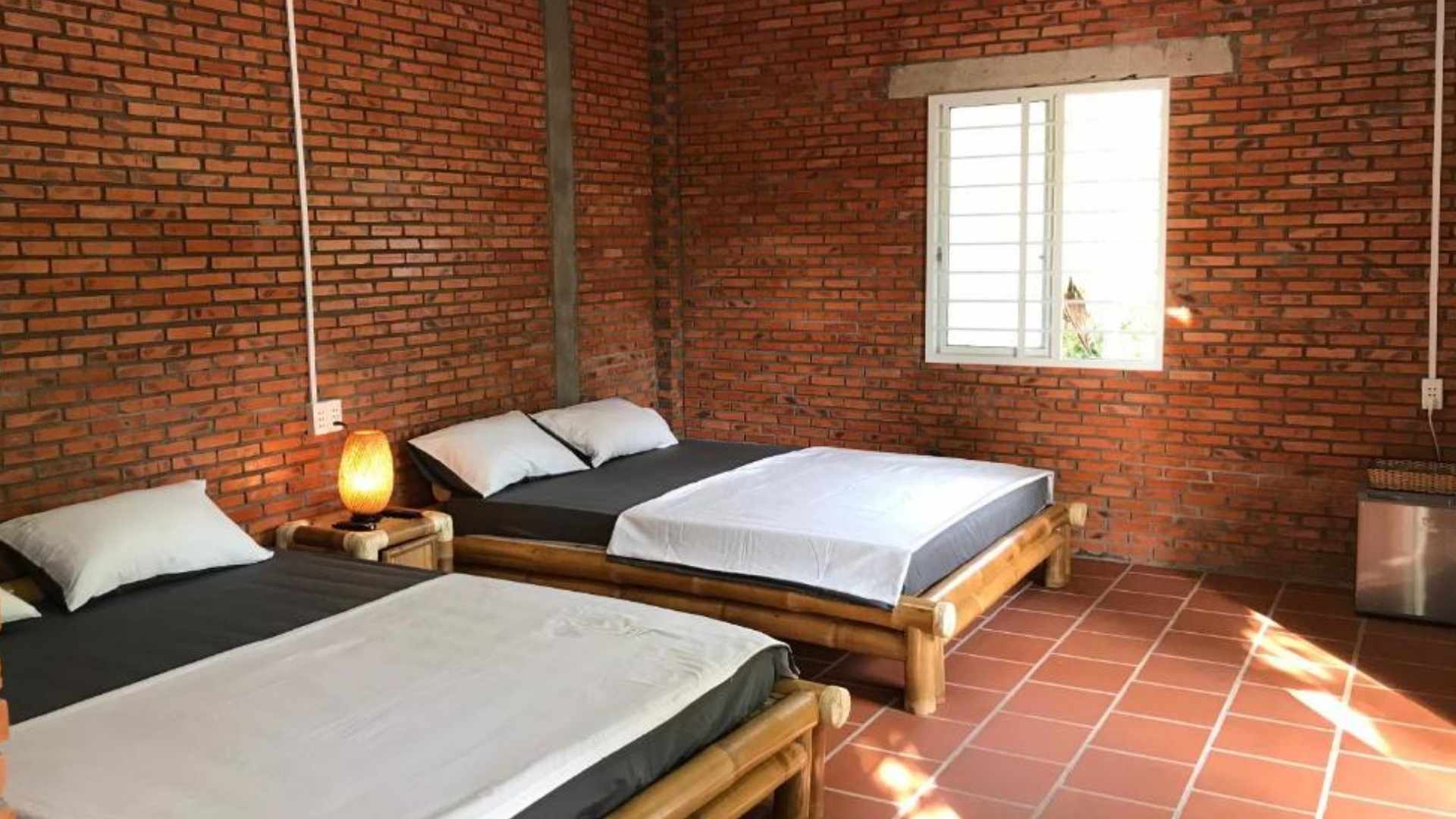 08-khong-gian-phong-o-nguyet-que-homestay-rong-rai-thoang-mat-voi-kien-truc-dam-chat-mien-tay.jpg