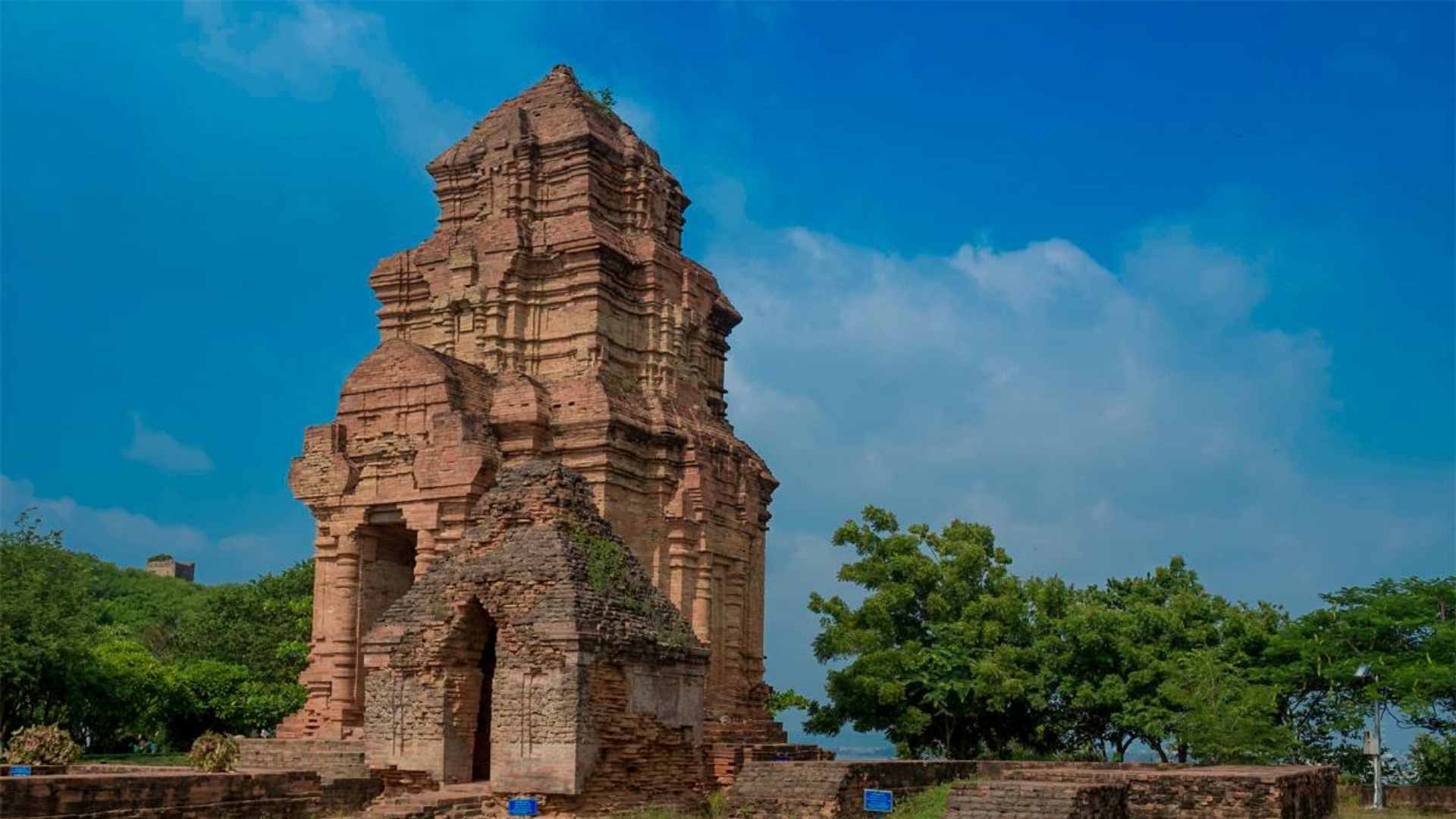09-thap-po-sah-inu-la-diem-den-tam-linh-voi-loi-kien-truc-cham-co-kinh.jpg