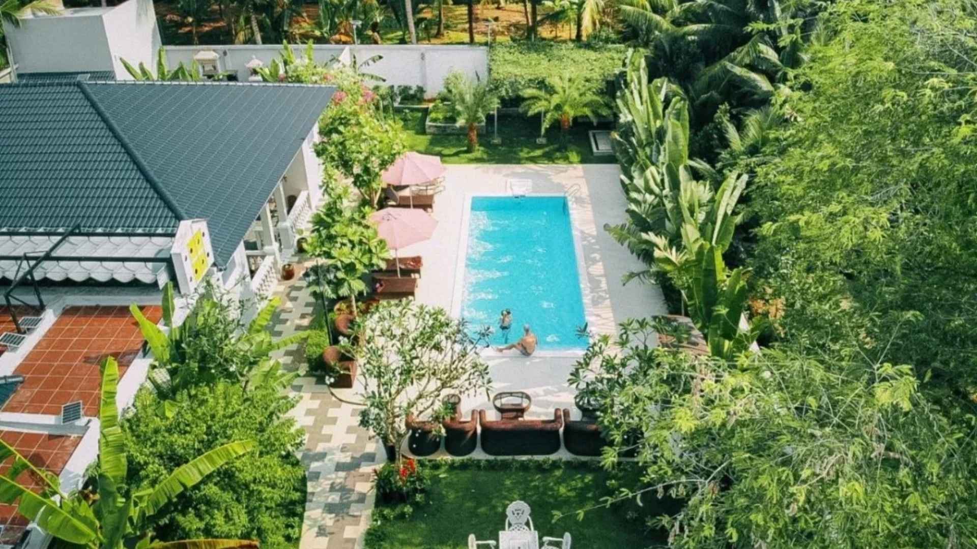 10-tan-huong-ky-nghi-voi-khong-gian-yen-tinh-xanh-mat-ben-trong-la-villa-de-coco.jpg