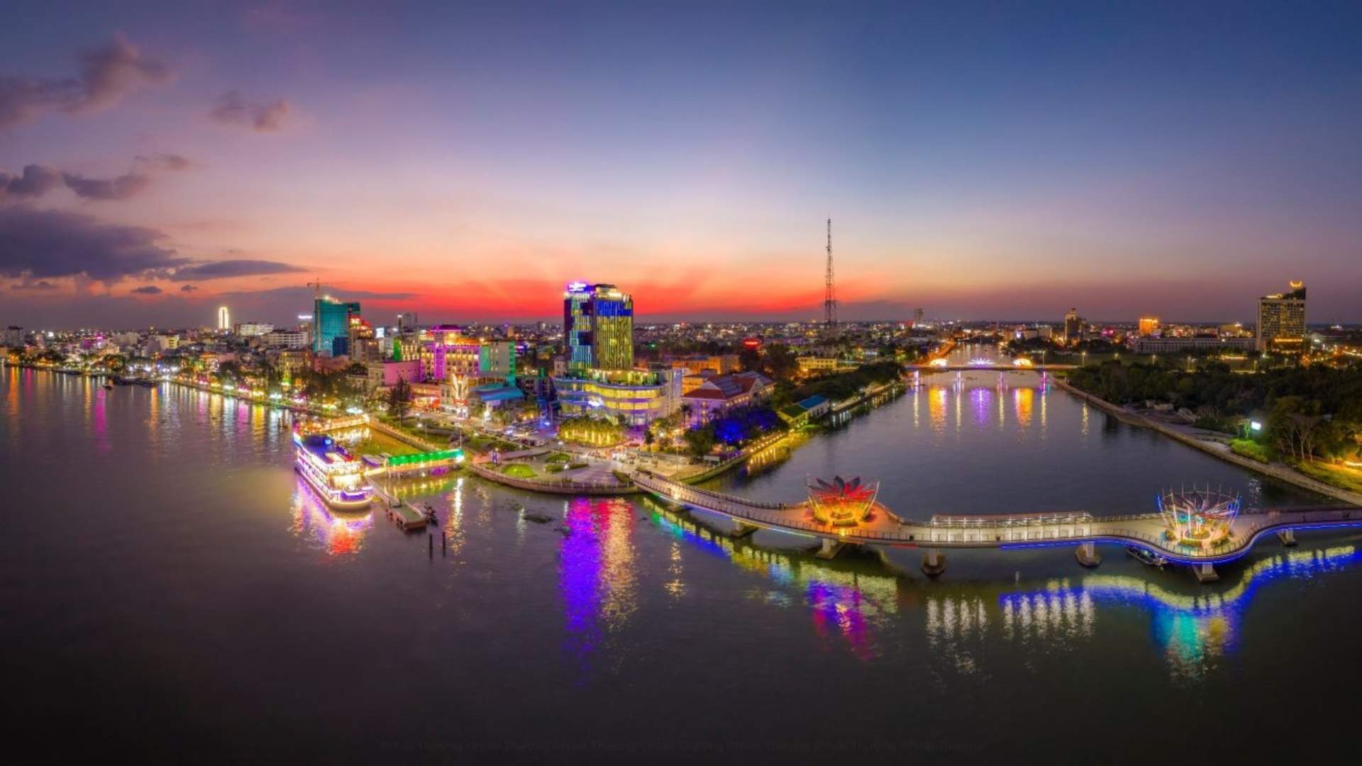 11-ben-ninh-kieu-lung-linh-va-huyen-ao-khi-thanh-pho-len-den.jpg