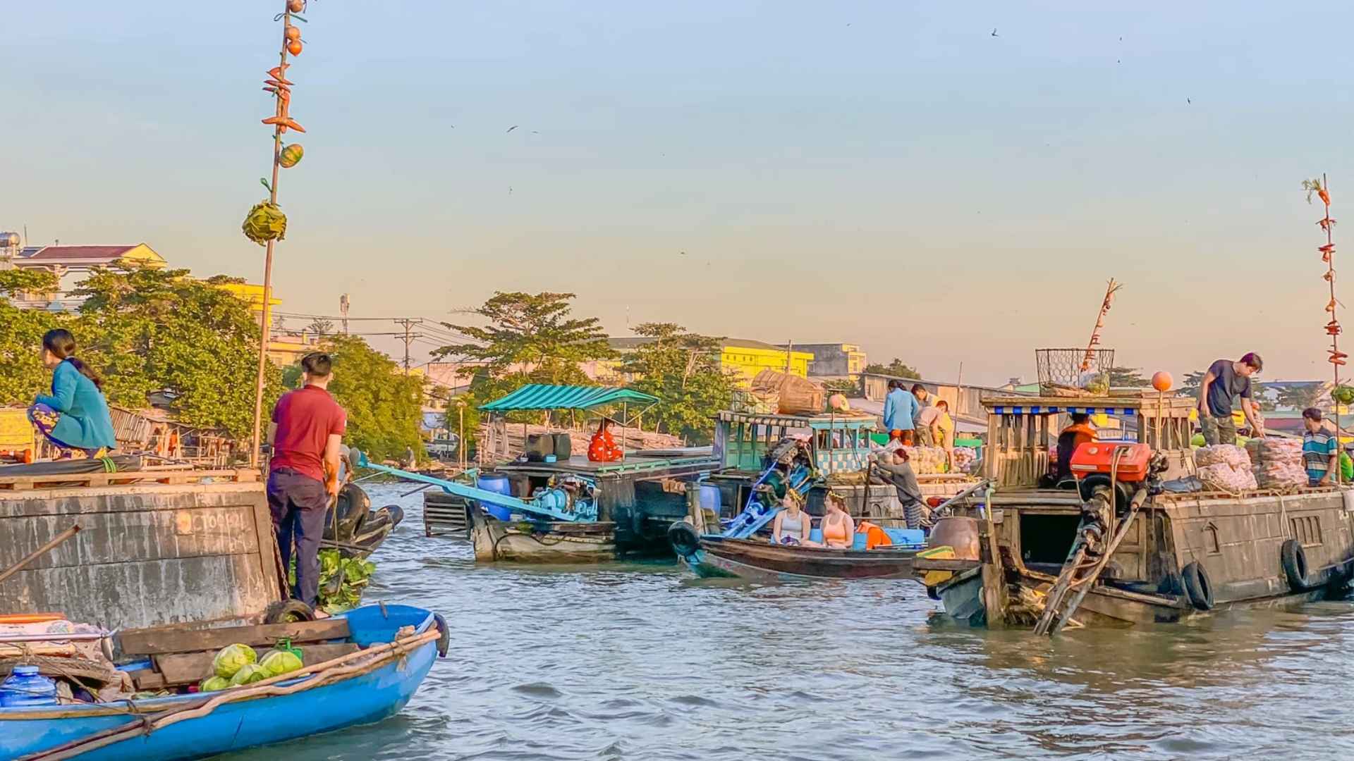 11-cho-noi-cai-rang-la-noi-nhon-nhip-cua-cuoc-song-mien-tay-song-nuoc.jpg