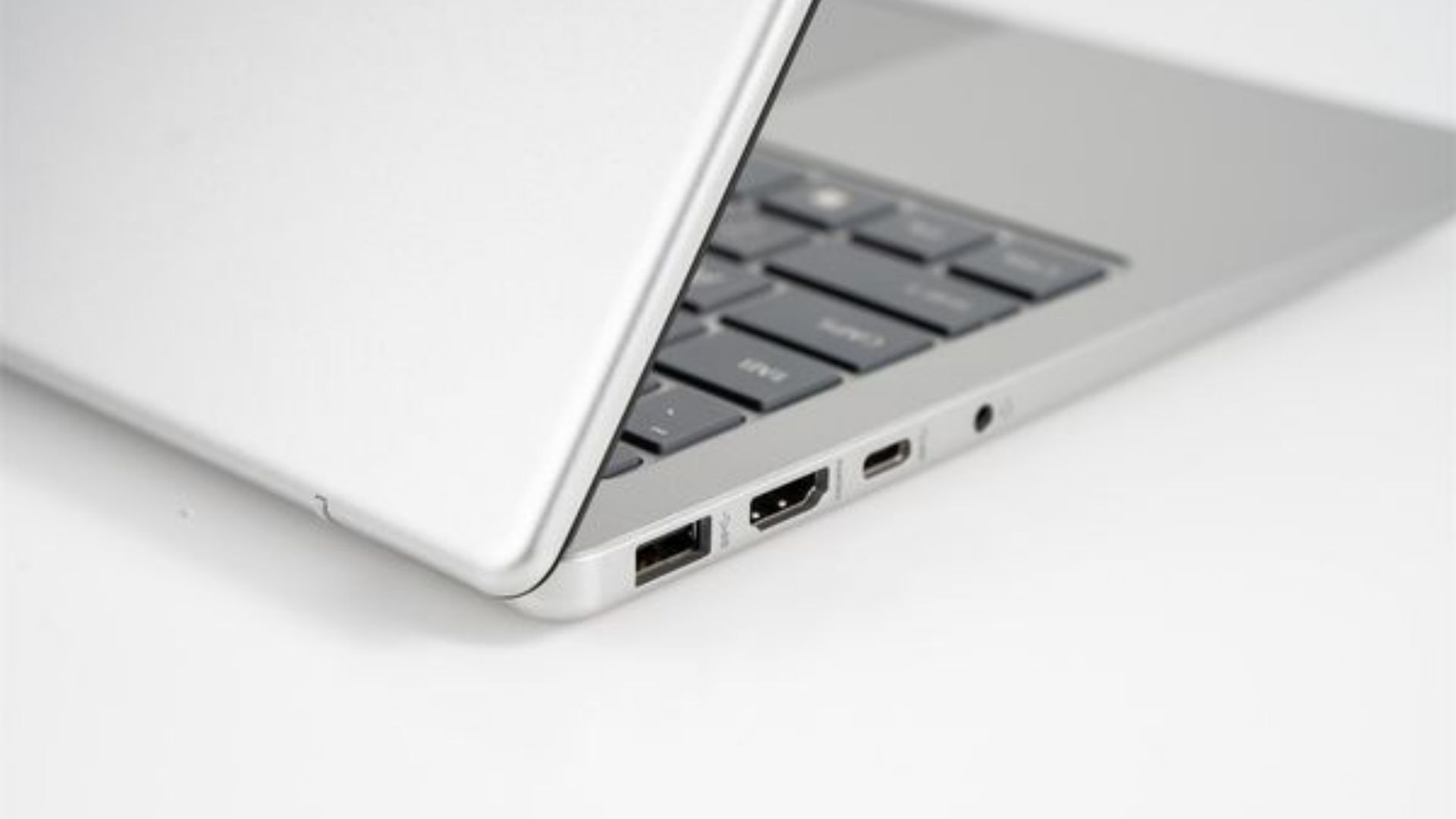 11-laptop-hp-14s-em0080au-r3-7320u-co-mot-cau-hinh-kha-voi-vi-xu-ly-amd-ryzen-3.jpg
