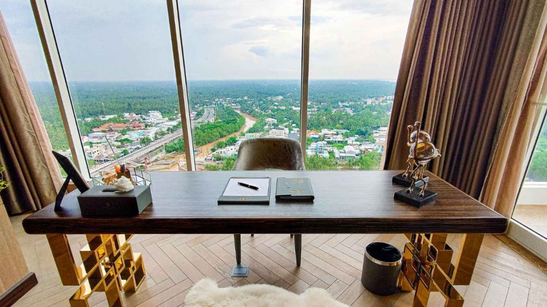 12-khong-gian-ngap-tran-cam-hung-dap-ung-ca-nhu-cau-lam-viec-khi-di-nghi-duong.jpg
