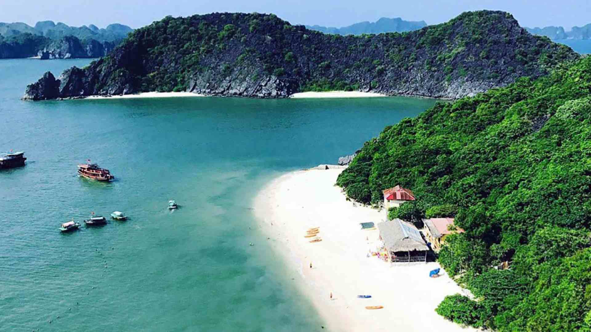 13-bien-cat-ba-so-huu-bai-cat-trang-min-va-lan-nuoc-trong-xanh.jpg