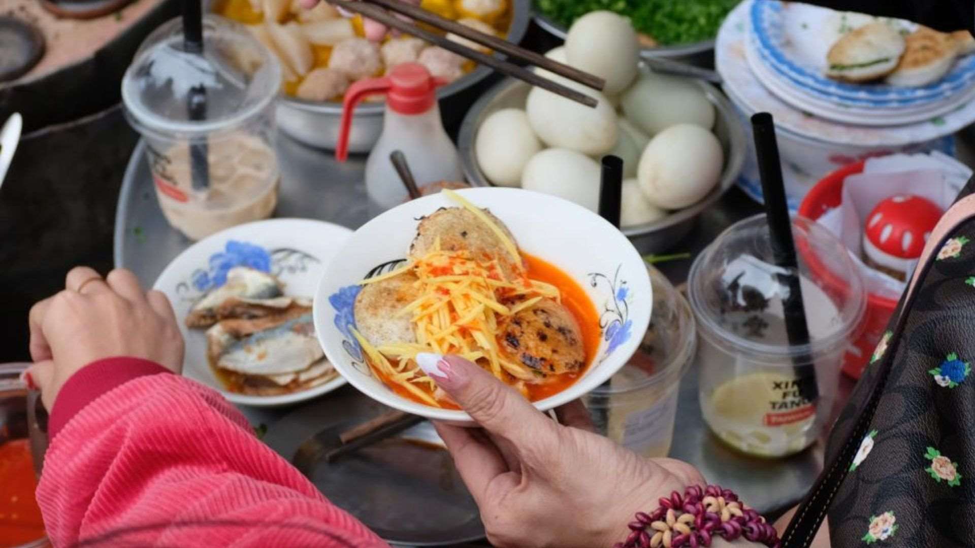 14-banh-can-la-mot-mon-an-dac-trung-cua-vung-bien-mien-trung.jpg