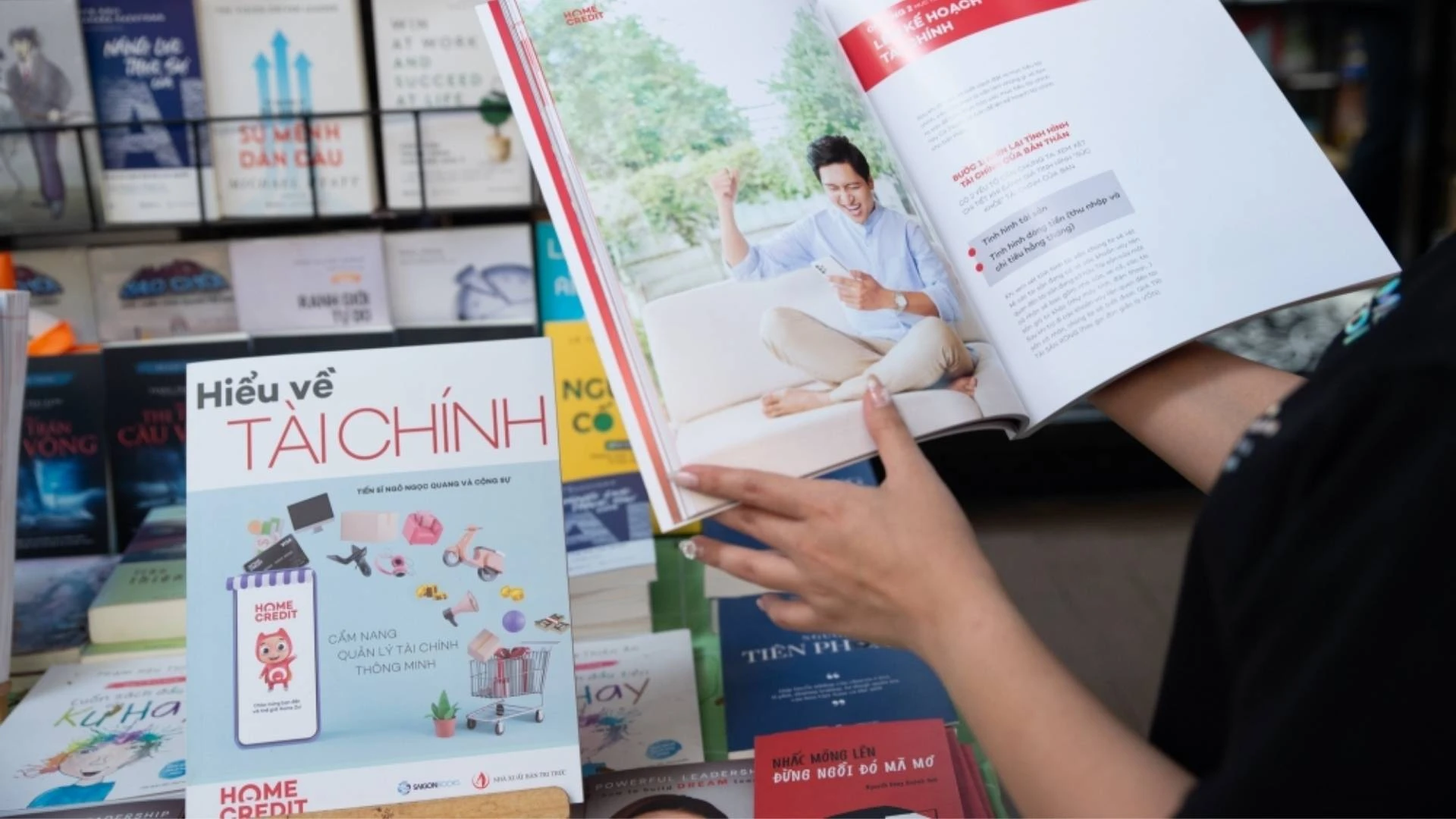 16-quyen-sach-hieu-ve-tai-chinh-do-Home-Credit-phat-hanh.webp