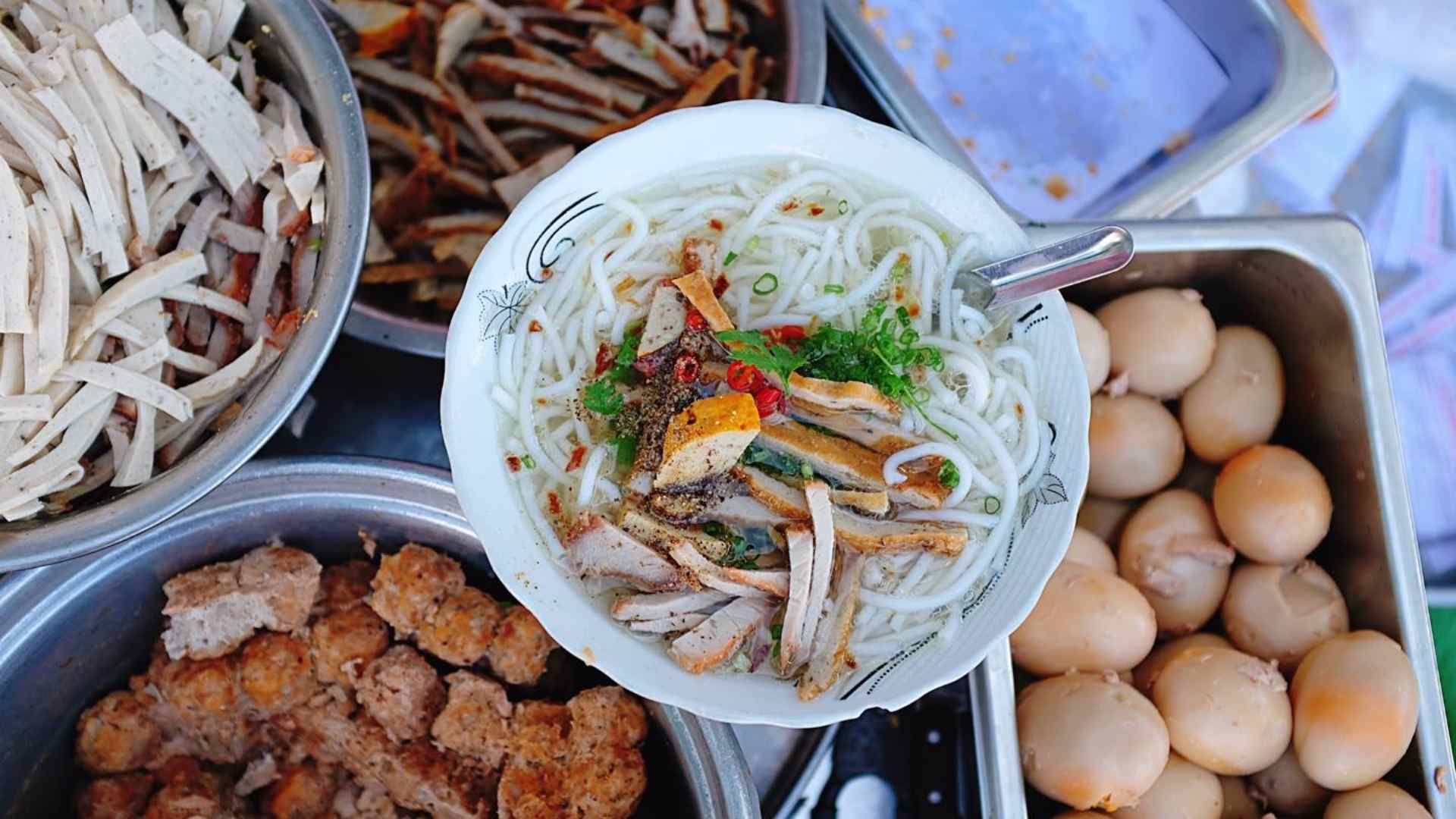 17-banh-canh-cha-ca-la-menu-phu-hop-cho-buoi-toi-se-lanh-o-bien.jpg