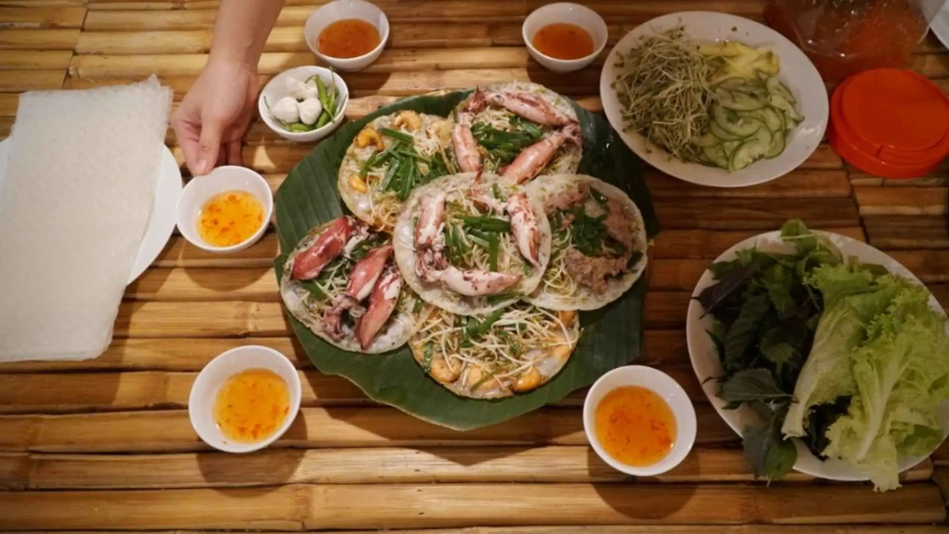 17_banh_xeo_muc_gion_rum_ket_hop_cung_nuoc_cham_ngot_ead513e493.webp