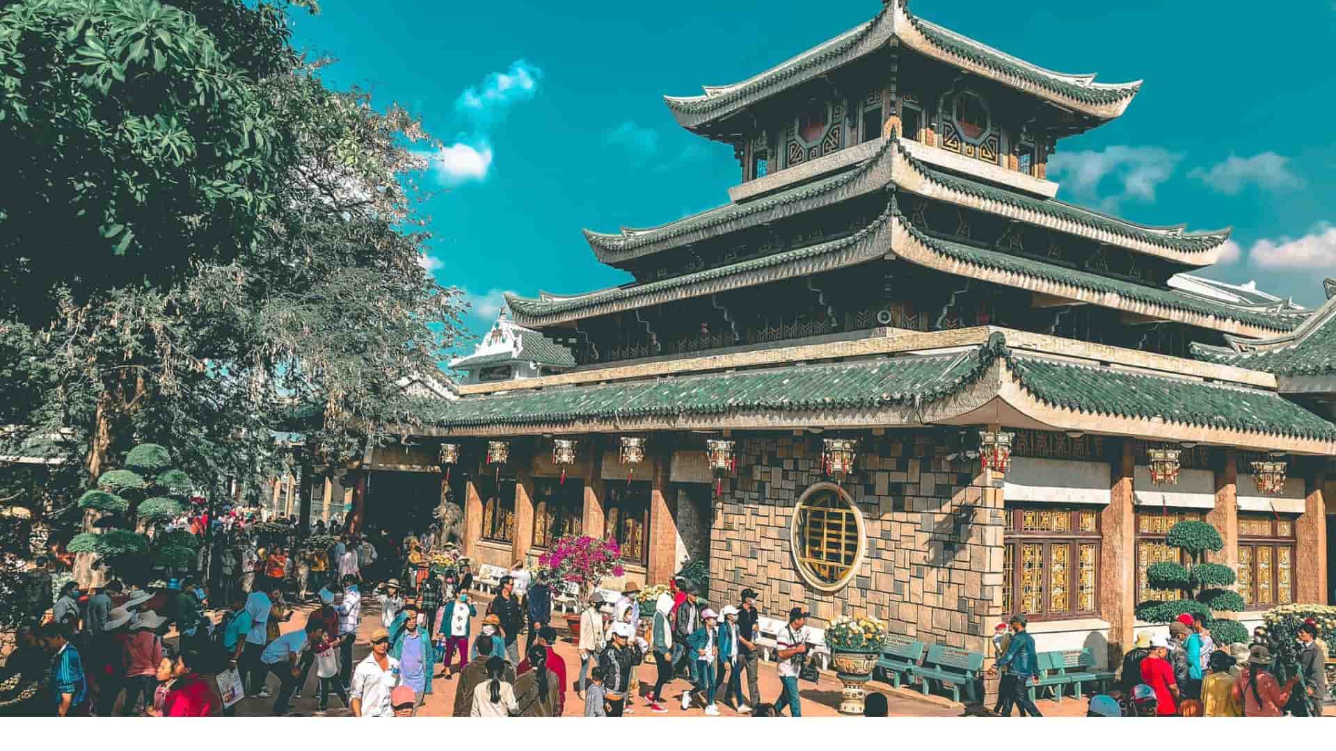 17-mieu-ba-chua-xu-o-nui-sam-la-diem-hanh-huong-noi-tieng-nhat-mien-tay.jpg