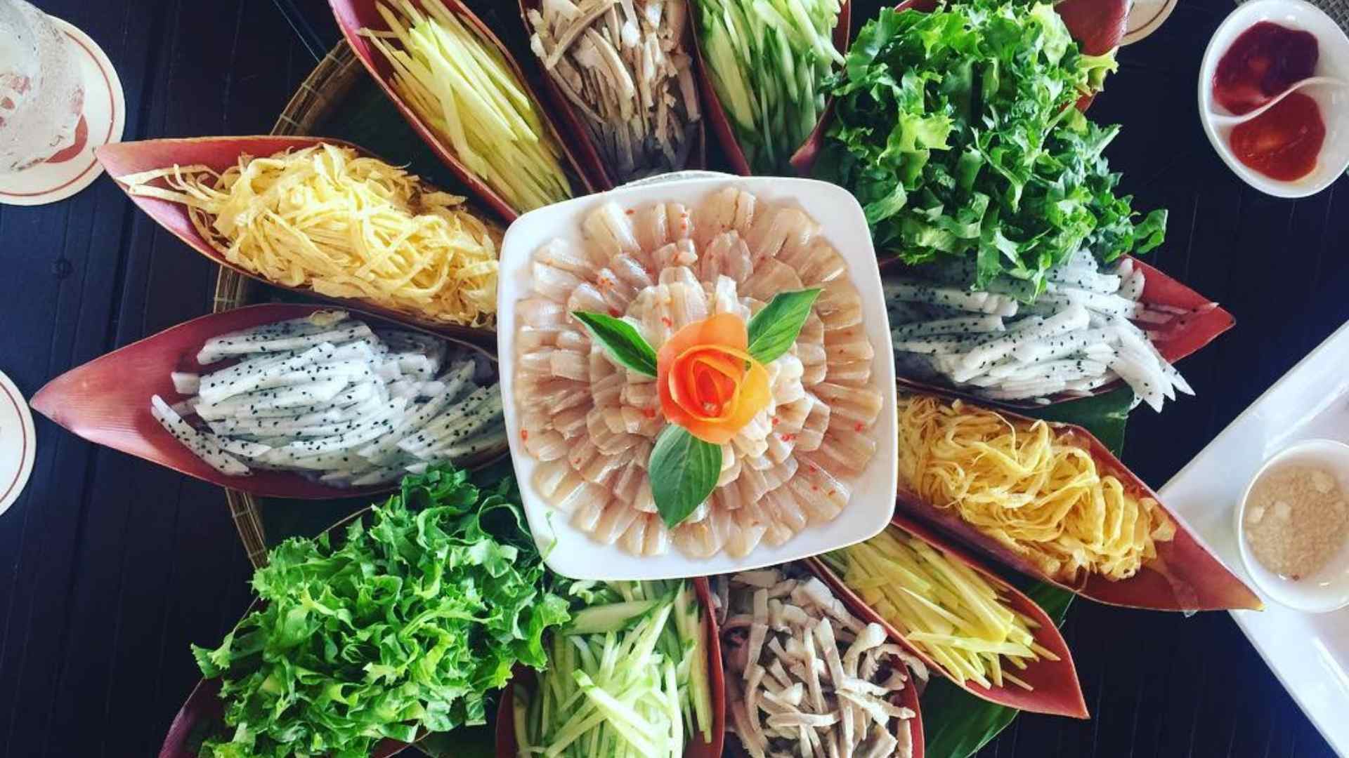 18-lau-tha-la-mon-an-ket-hop-nhieu-nguyen-lieu-doc-dao.jpg