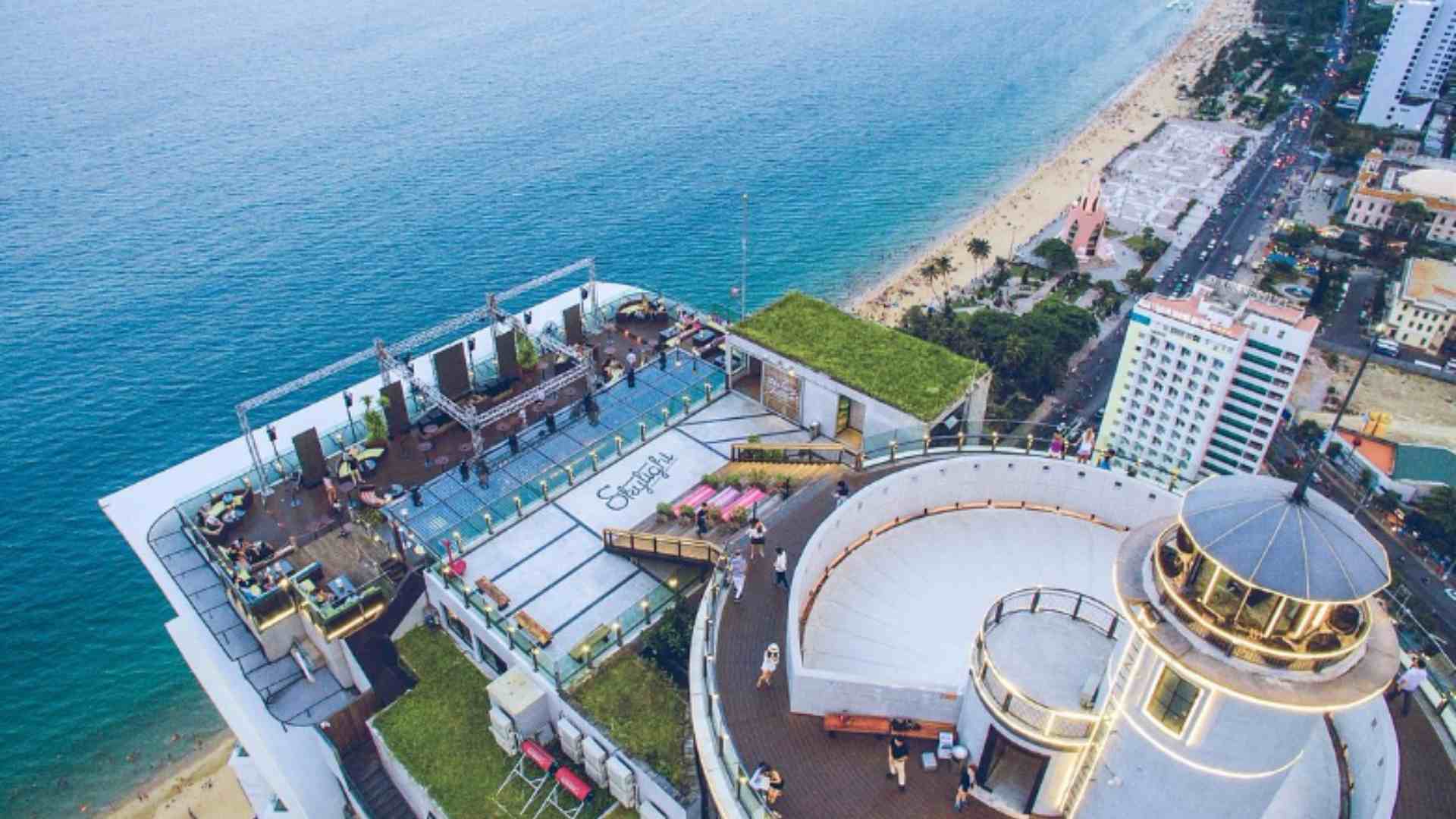 1-ban-nen-chon-nha-nghi-gan-bien-view-dep-khi-di-du-lich-nha-trang.jpg