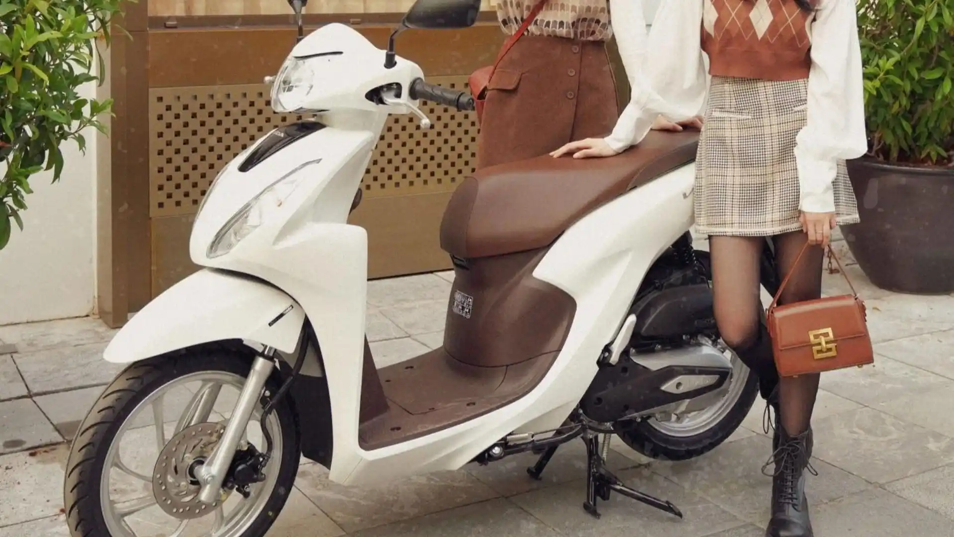 1-honda-la-hang-xe-tay-ga-duoc-phai-nu-uu-tien-lua-chon-de-di-chuyen-hang-ngay.webp