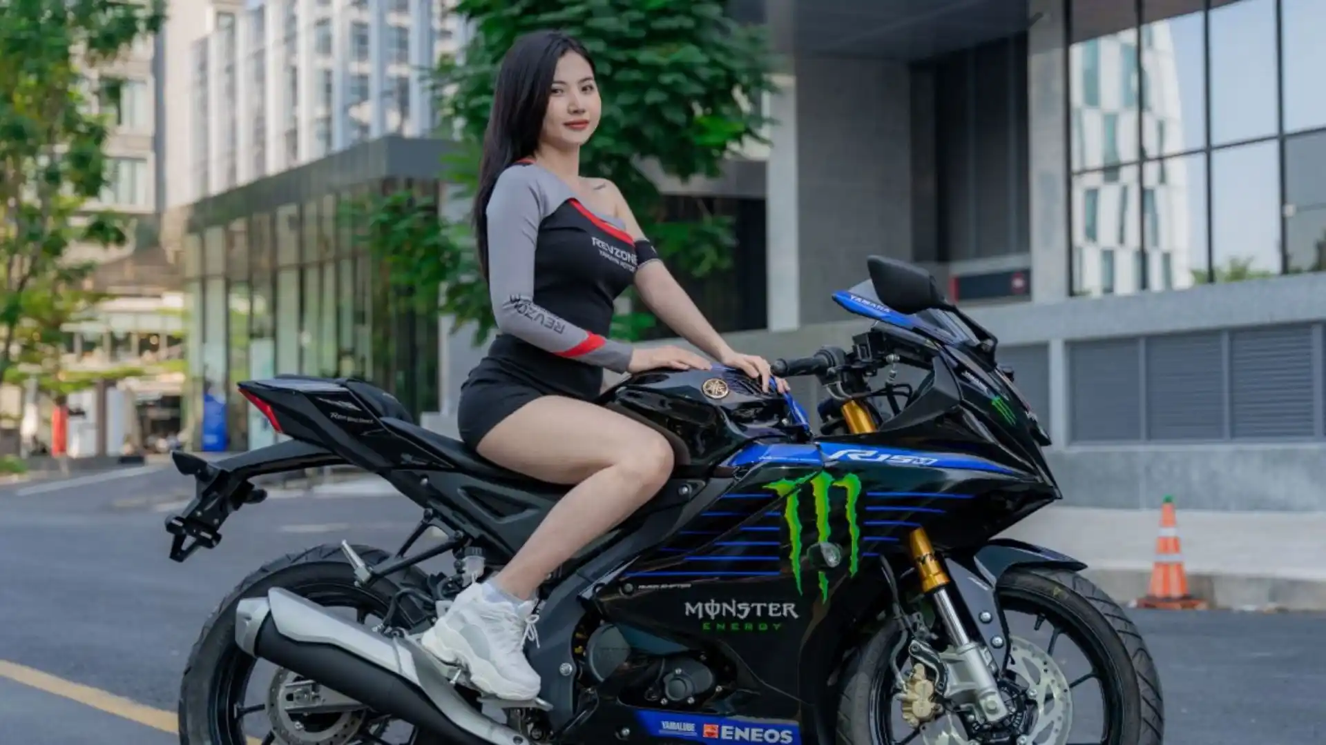 1-nu-gioi-the-hien-ca-tinh-rieng-biet-voi-cac-mau-xe-moto-phu-hop.webp