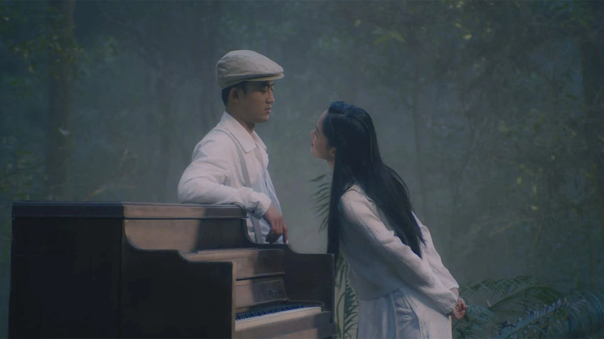1-review-phim-dao-pho-va-piano-ban-tinh-ca-thoi-chien-tranh.webp