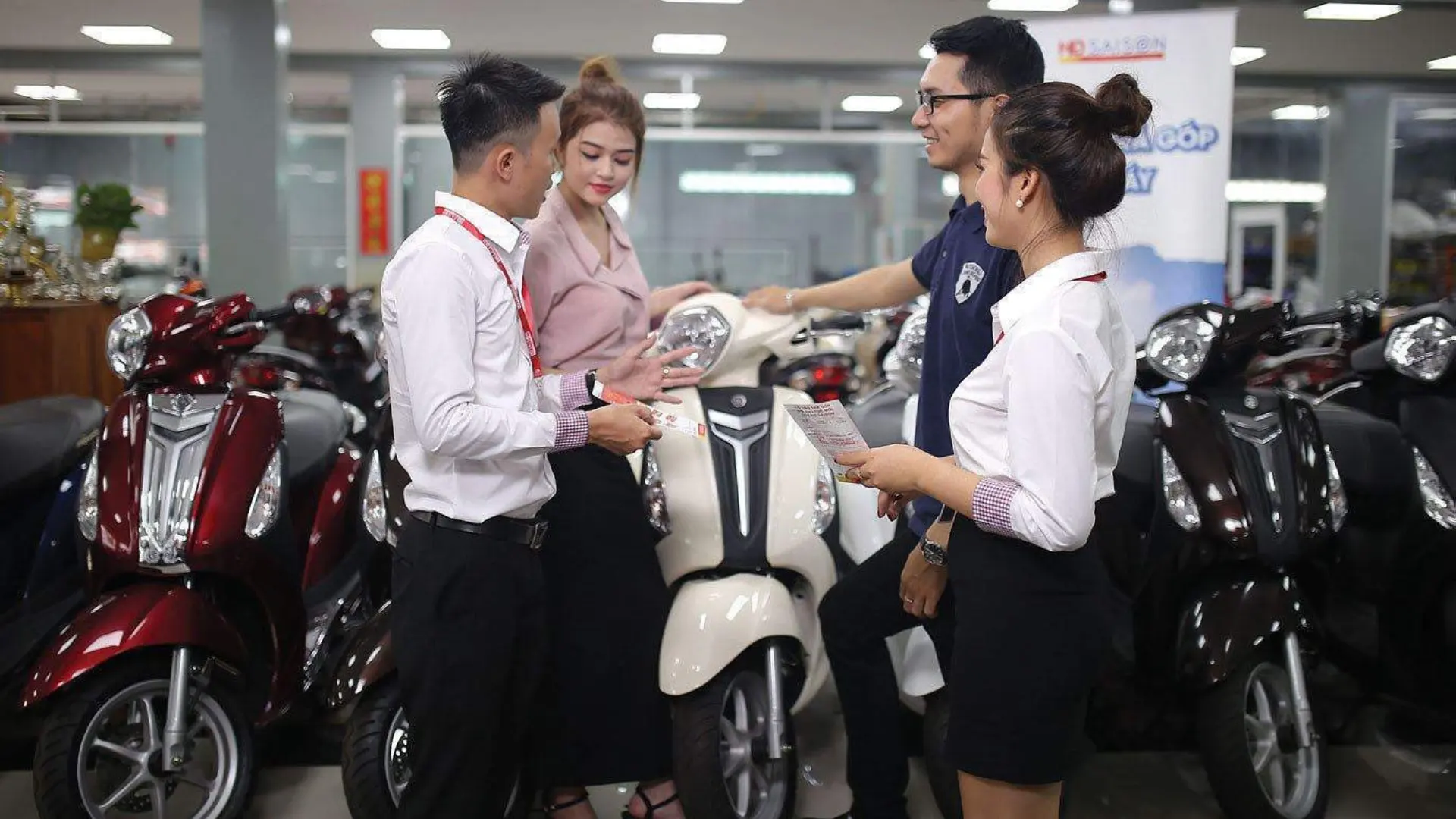 1-sinh-vien-tra-gop-xe-may-nen-hay-khong.webp