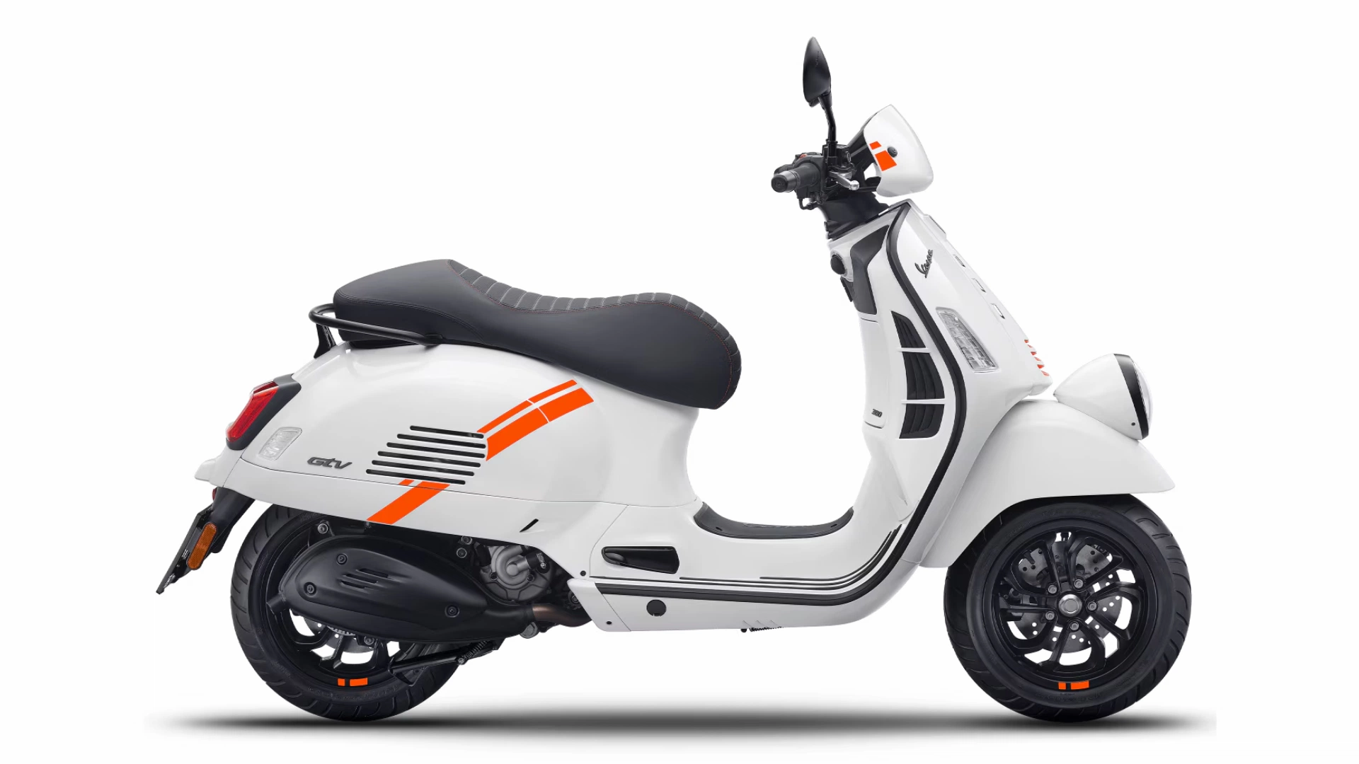 26-xe-vespa-gtv-300-mau-trang-den.webp