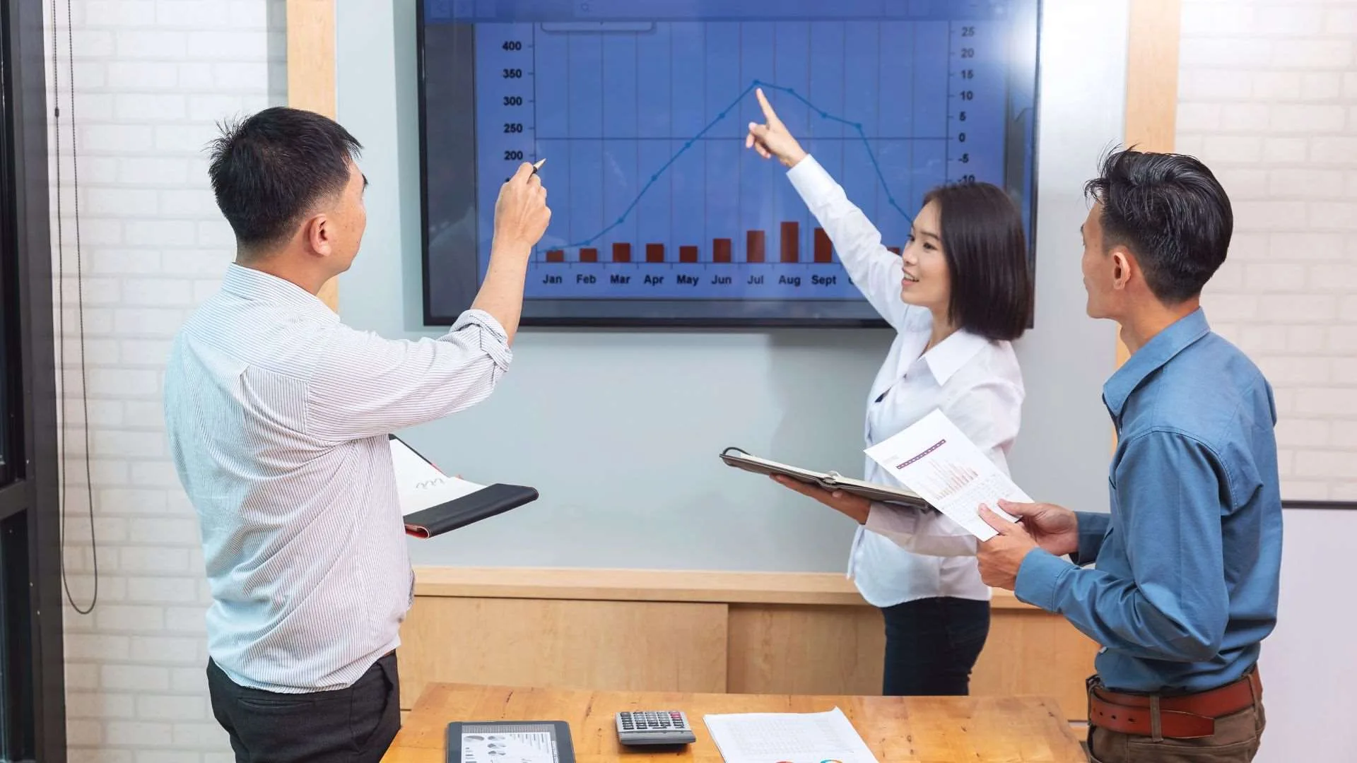 2-gdp-de-do-luong-hieu-qua-cua-cac-chinh-sach-kinh-te-da-duoc-ban-hanh.webp