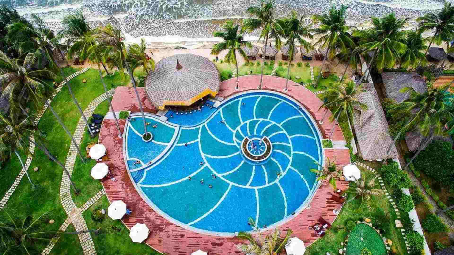 2-khach-san-phan-thiet-muong-thanh-holiday-mui-ne-hotel-cach-bai-bien-mui-ne-chi-vai-buoc-chan.jpg