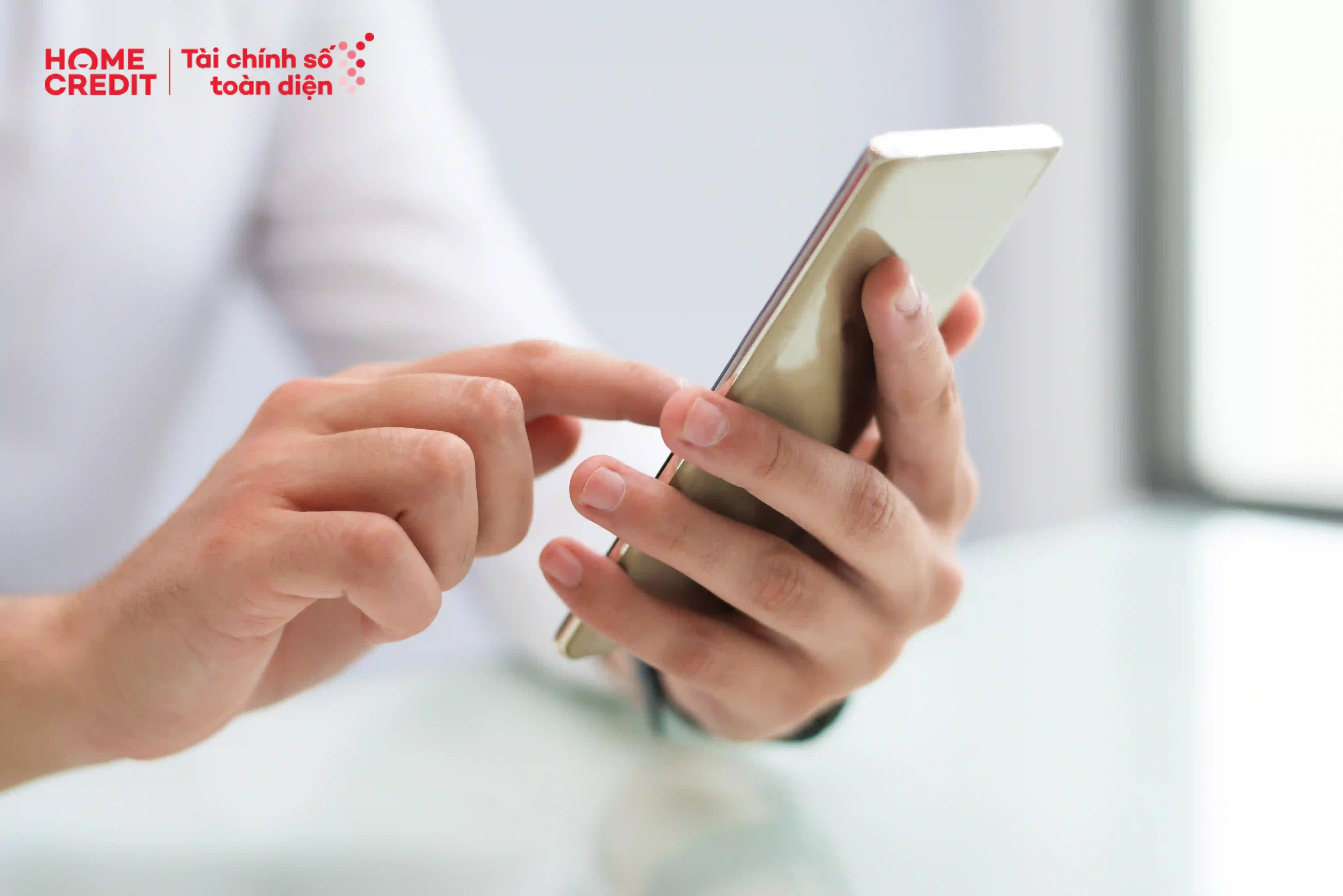 2-khong-can-den-quay-giao-dich-ban-chi-can-ngoi-o-nha-va-dang-ky-khoan-vay-online-tren-thiet-bi-di-dong.webp