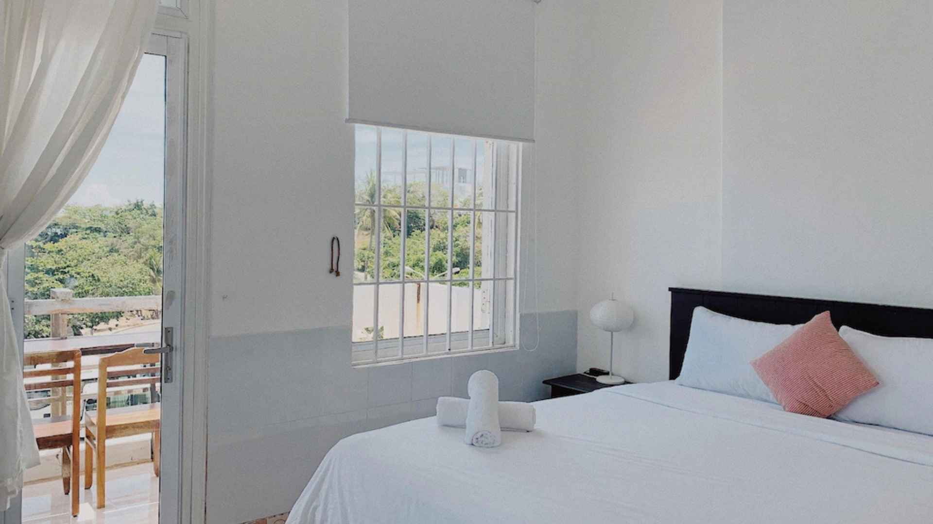 2-ngam-nhin-tron-ven-canh-bien-tu-ban-cong-vivid-seaside-homestay.jpg