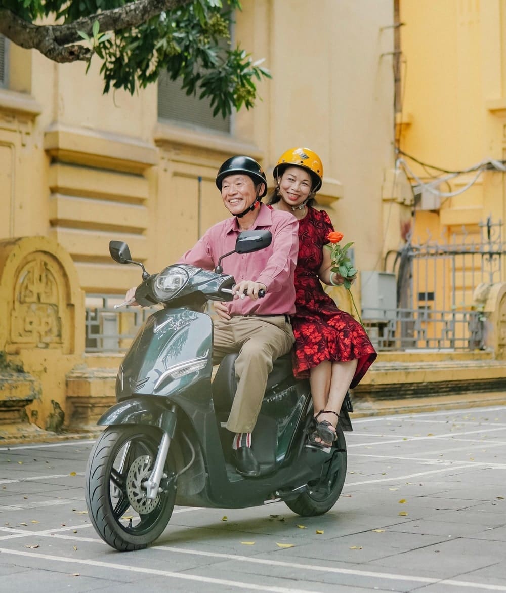 2-xe-may-dien-vinfast-chinh-phuc-moi-lua-tuoi-boi-thiet-ke-hien-dai-va-cong-suat-manh-me-vinfast (1).jpg