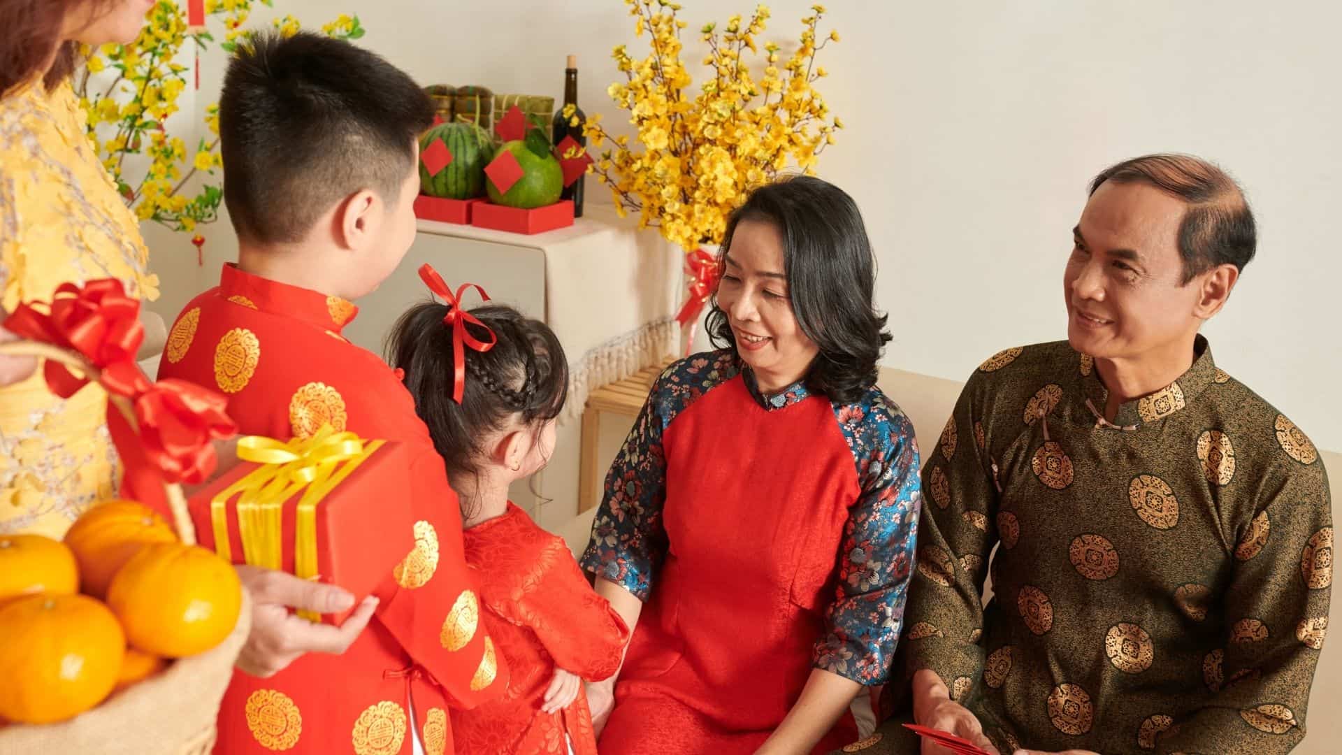 2-y-nghia-viec-tang-qua-tet-cho-bo-me.jpg