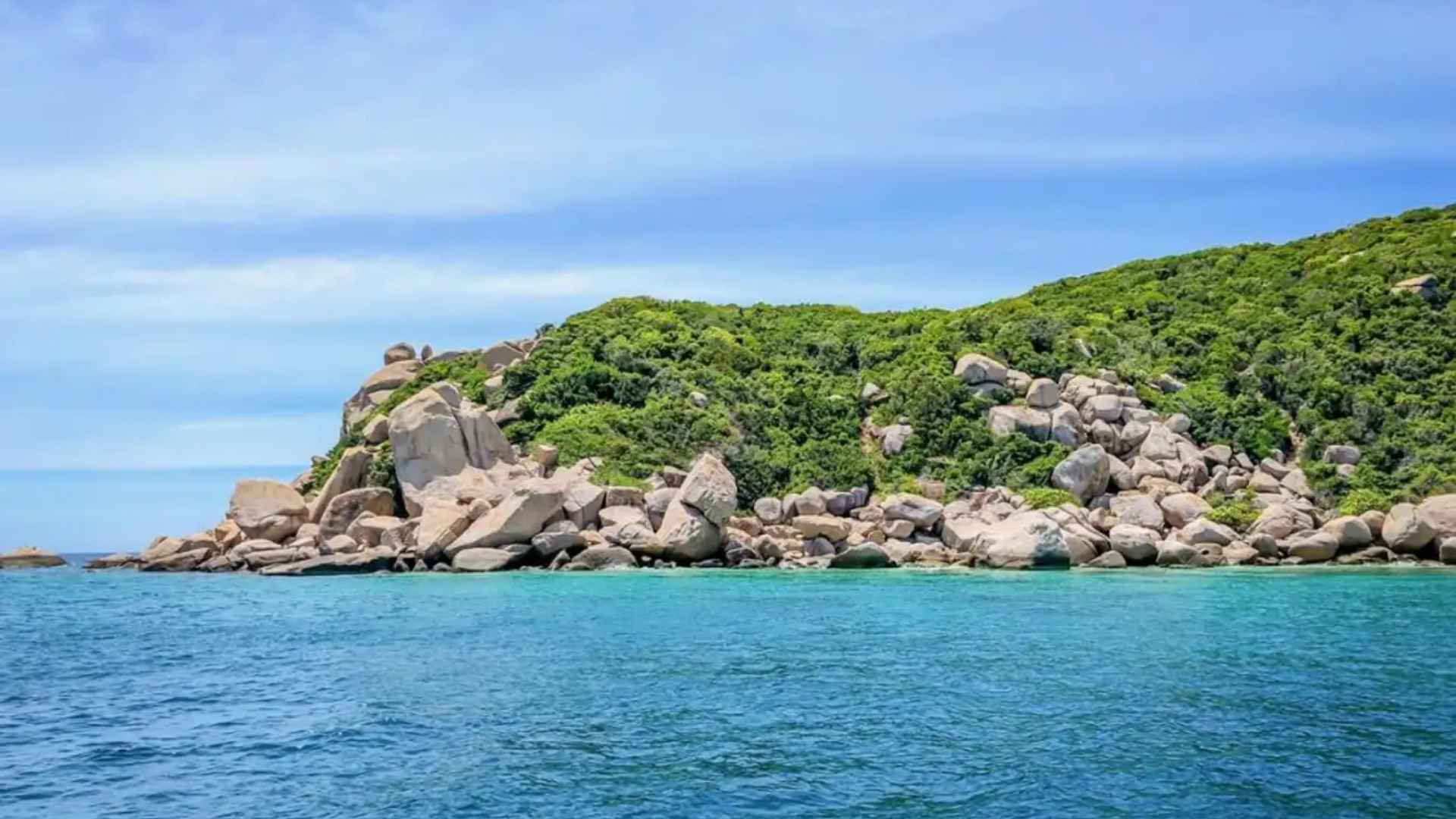 3-bien-nha-trang-duoc-menh-danh-la-vien-ngoc-cua-bien-dong.jpg
