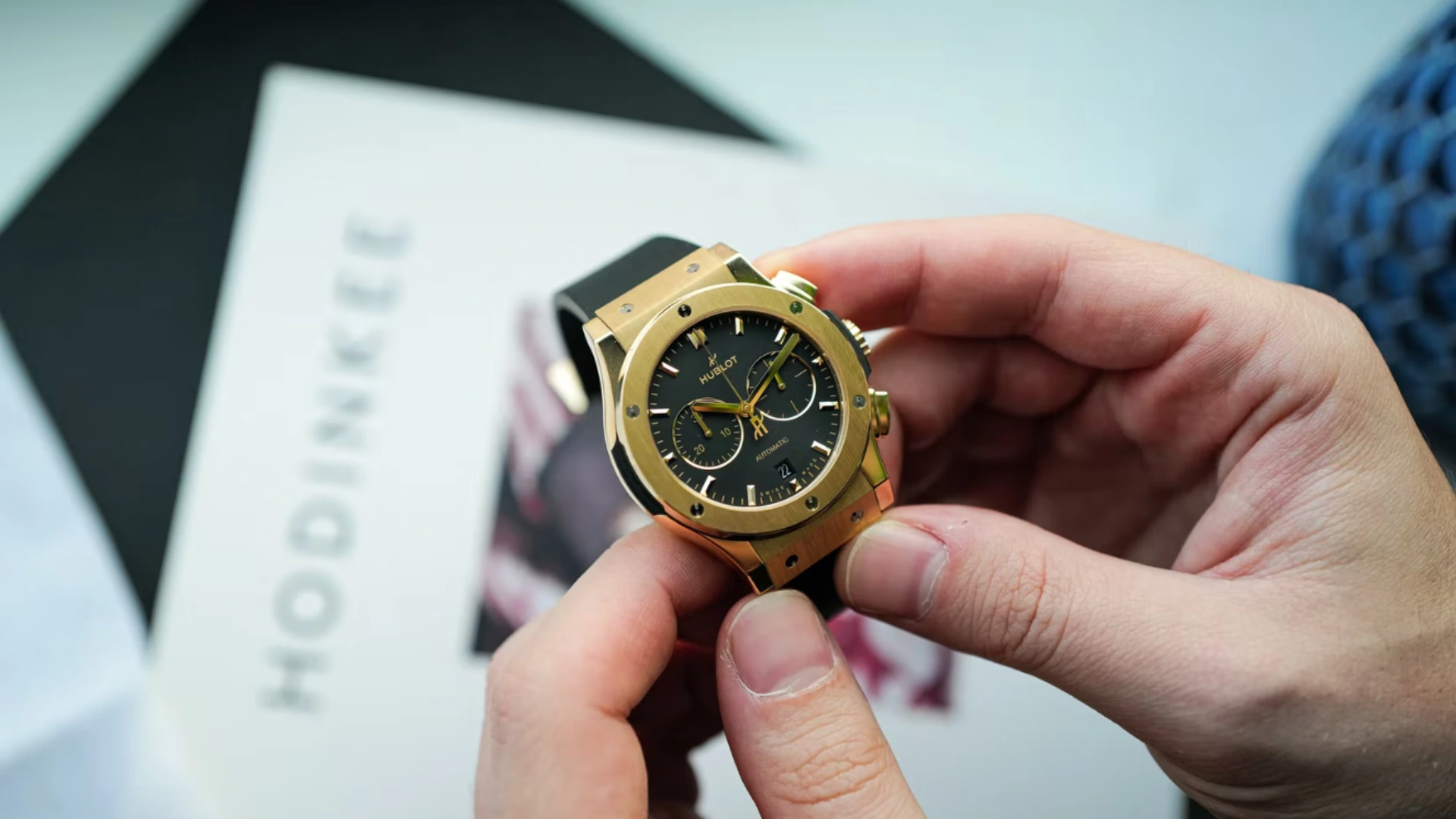 3-dong-ho-hublot-mat-tron.webp