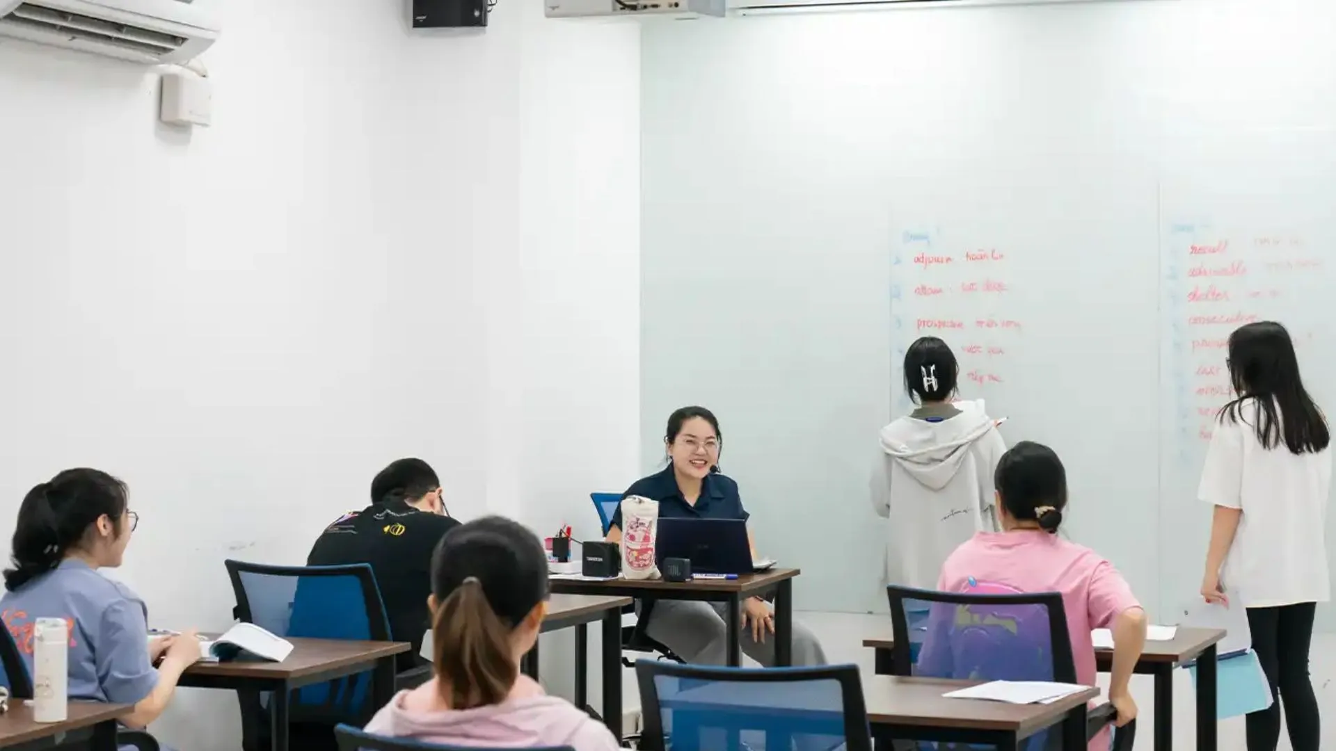 3-gia-khoa-hoc-tieng-anh-giao-tiep-phu-thuoc-vao-nhieu-yeu-to.webp