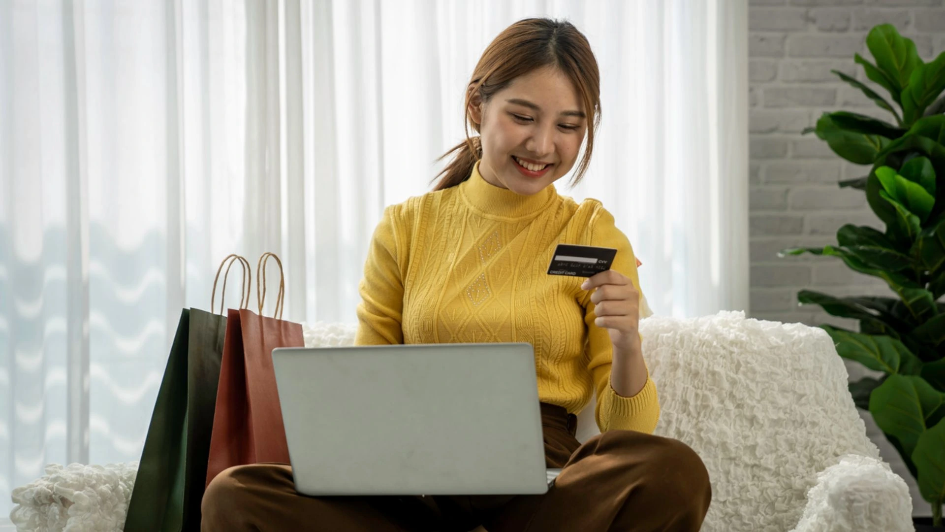 3-internet-Banking-va-Mobile-Banking-deu-tien-loi-khi-thanh-toan-online.webp