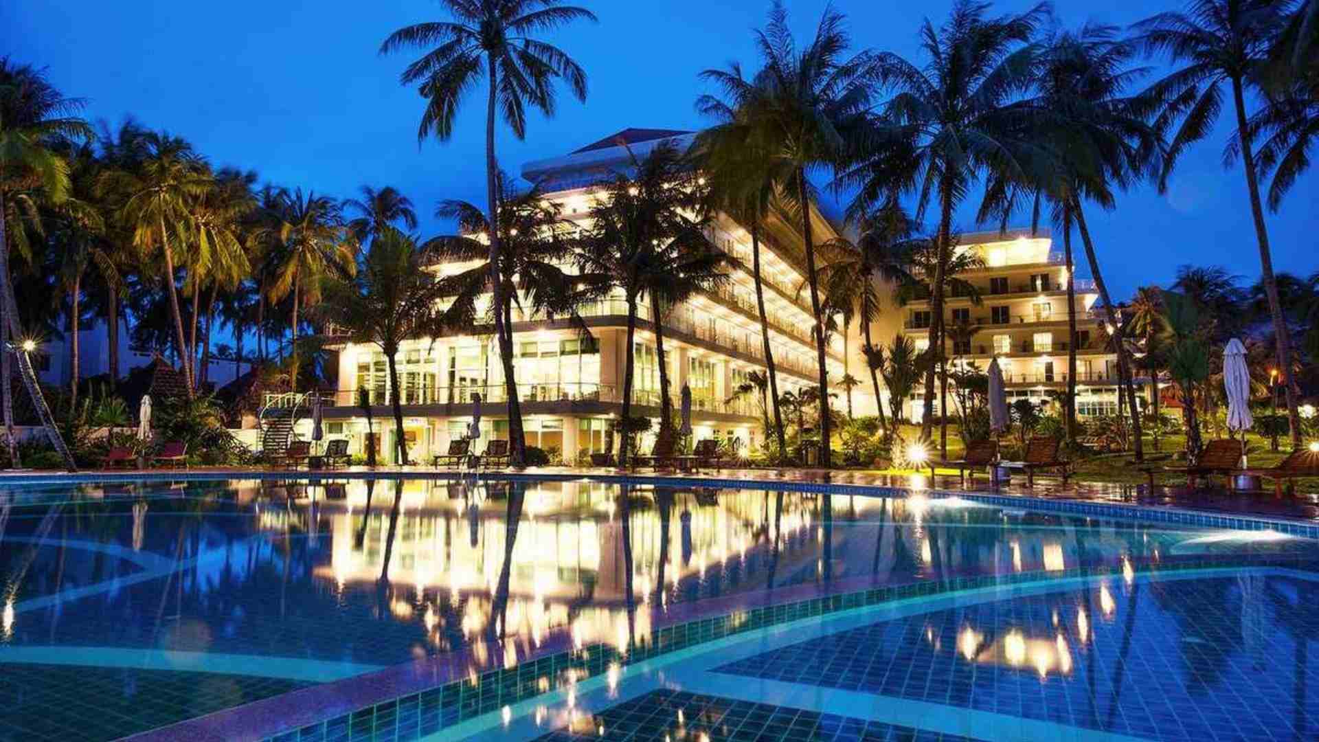 3-khach-san-phan-thiet-muong-thanh-holiday-mui-ne-hotel-co-be-boi-ngoai-troi.jpg