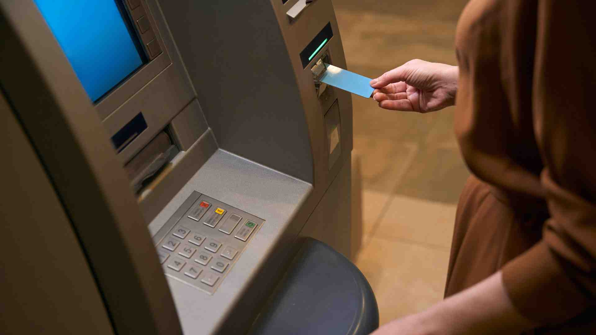 3 thuc-hien-rut-nap-tien-kiem-tra-so-du-tai-khoan-truc-tiep-tai-ATM.jpg