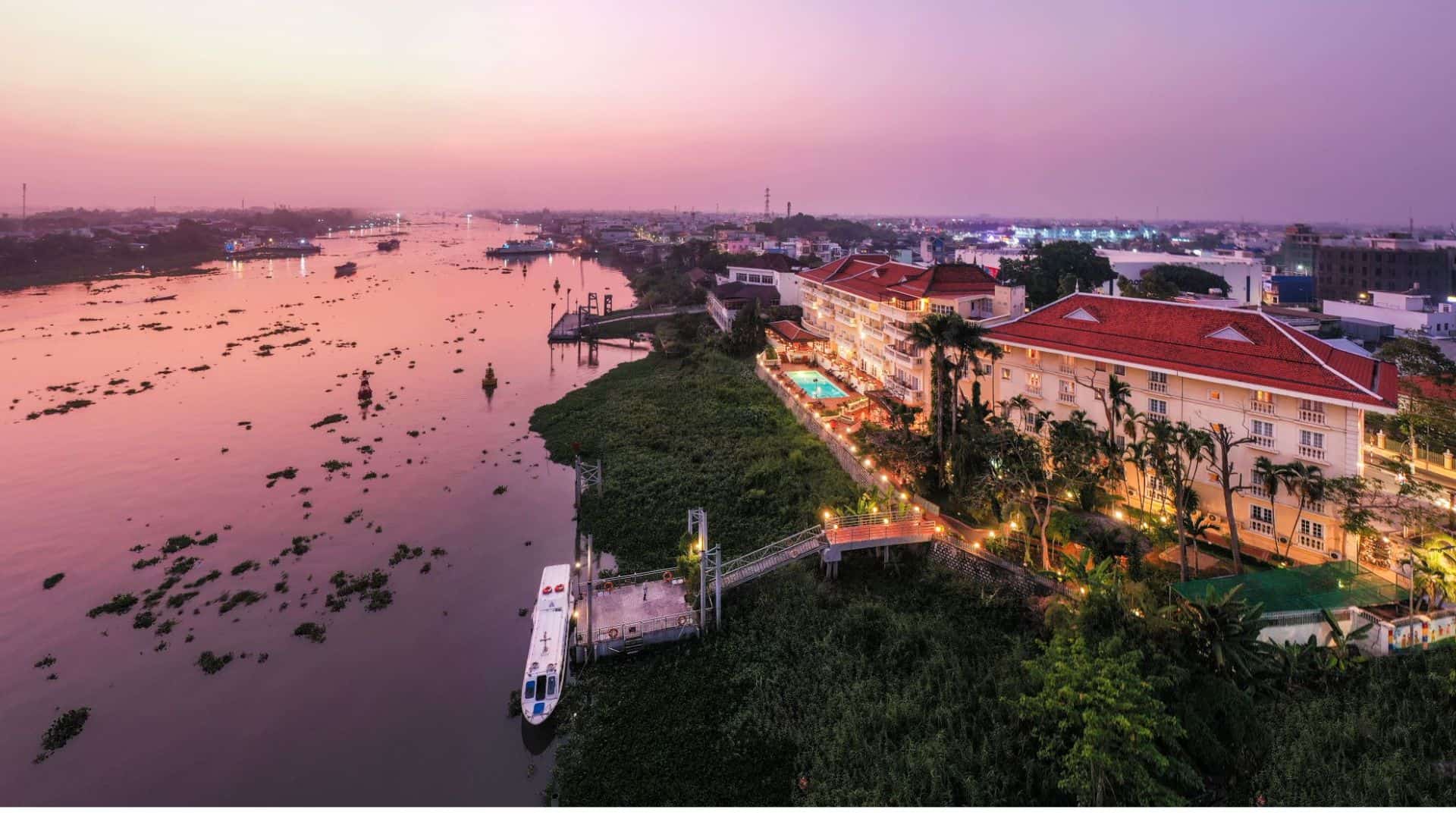 5-khach-san-dong-xuyen-tiep-giap-3-mat-duong-lon.jpg