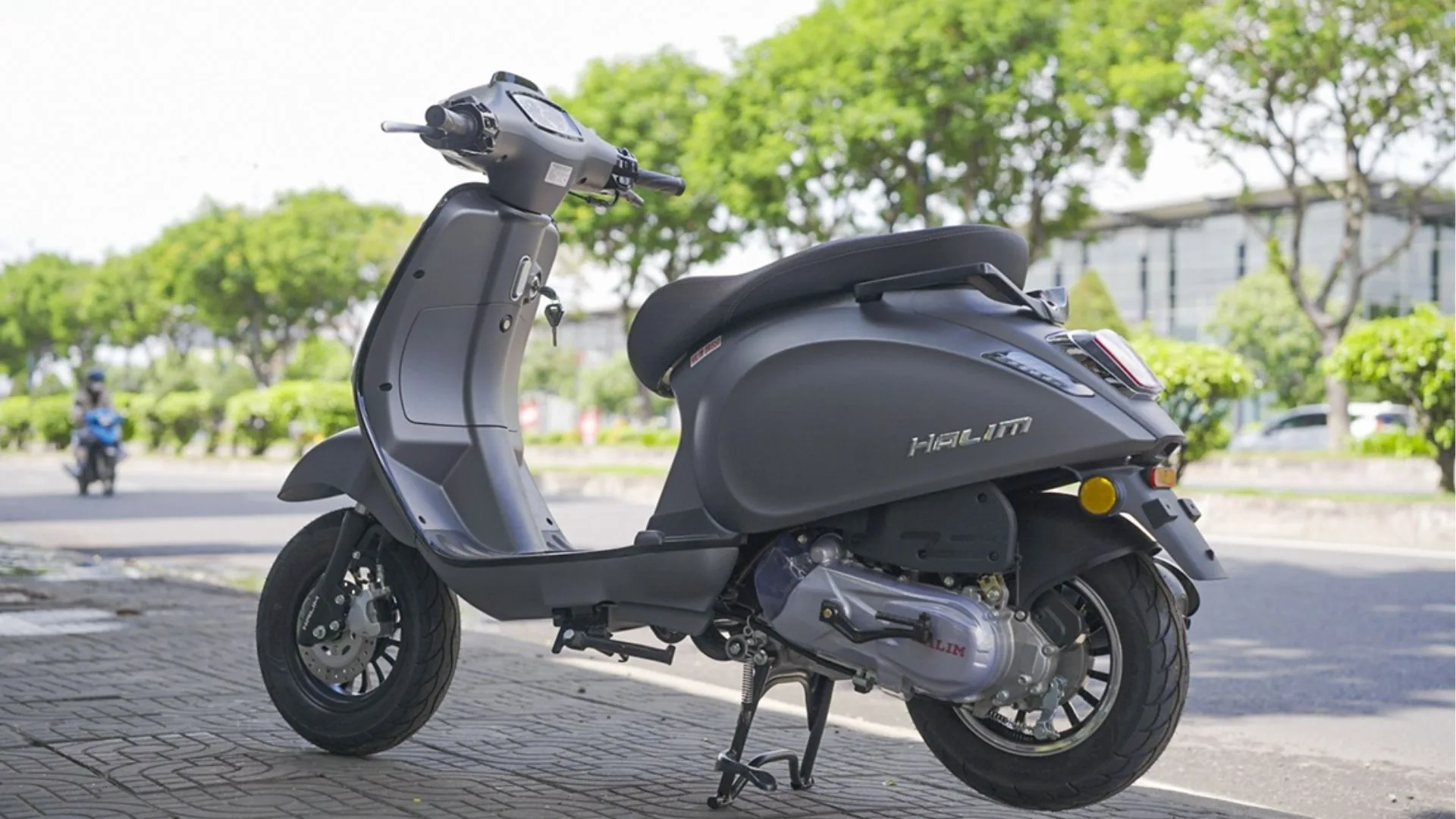 4-halim-vespa-50cc-noi-bat-voi-thiet-ke-the-thao-hien-dai-dong-co-ben-bi.webp