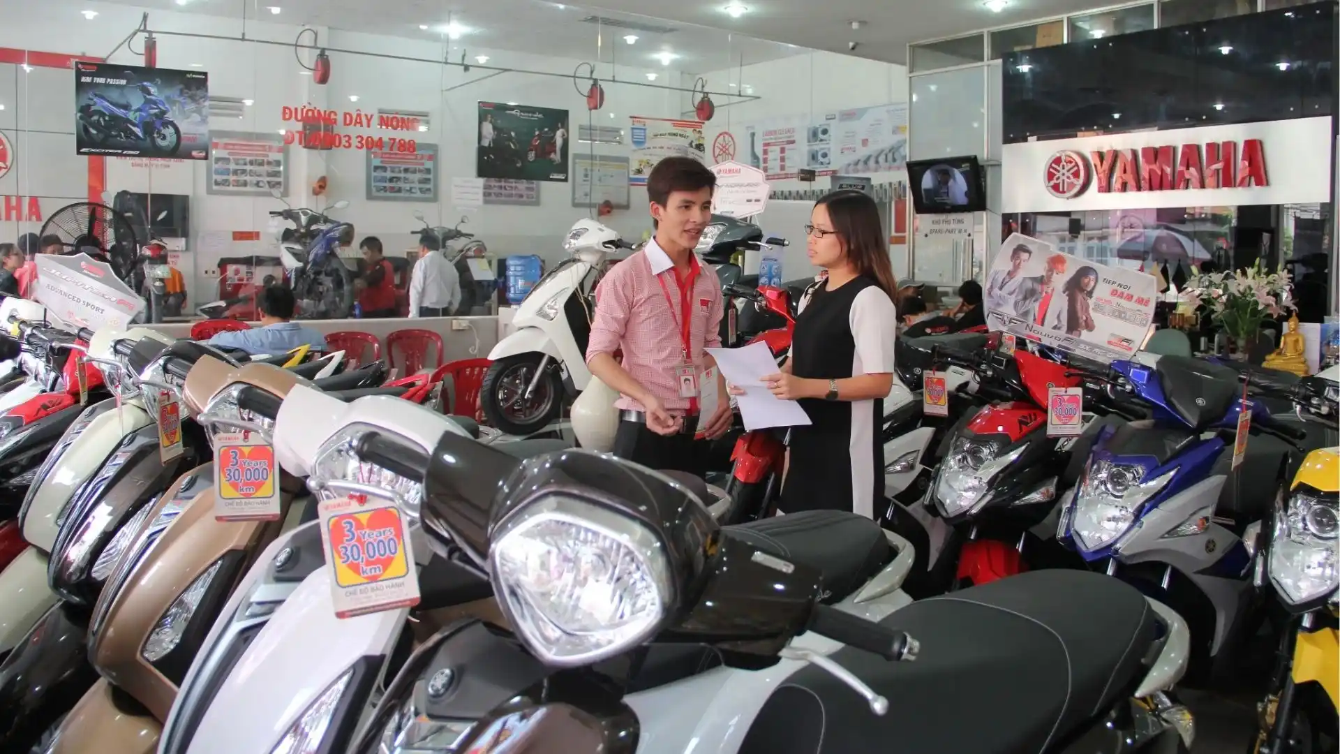4-hoi-nhan-vien-tu-van-de-lam-ro-ve-chinh-sach-bao-hanh-khi-mua-xe-tay-ga.webp