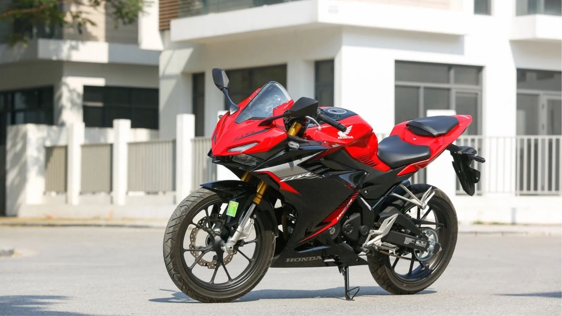 4-honda-cbr150r-la-lua-chon-xe-di-phuot-can-bang-giua-hieu-nang-va-su-an-toan.webp